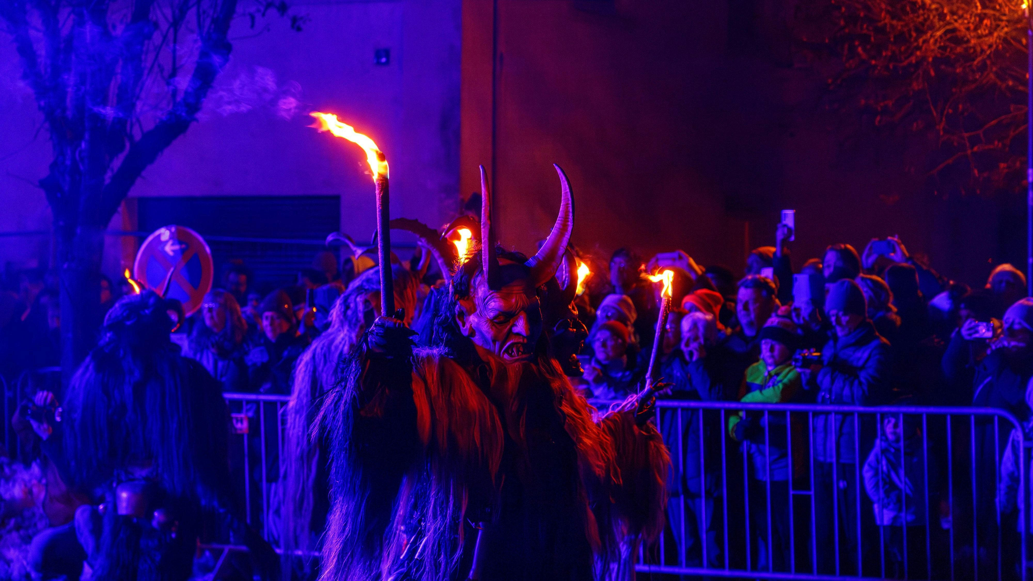 Heute.at - Schon wieder! Krampus (18) von Zuseher verletzt