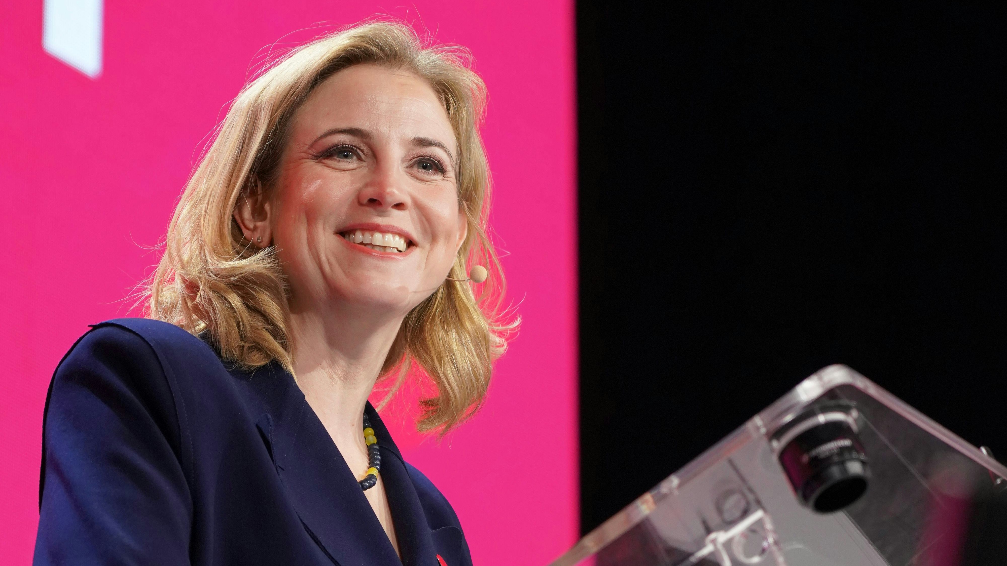 Heute.at - Geht nicht im Home-Office – Neos-Chefin zu Kritiker