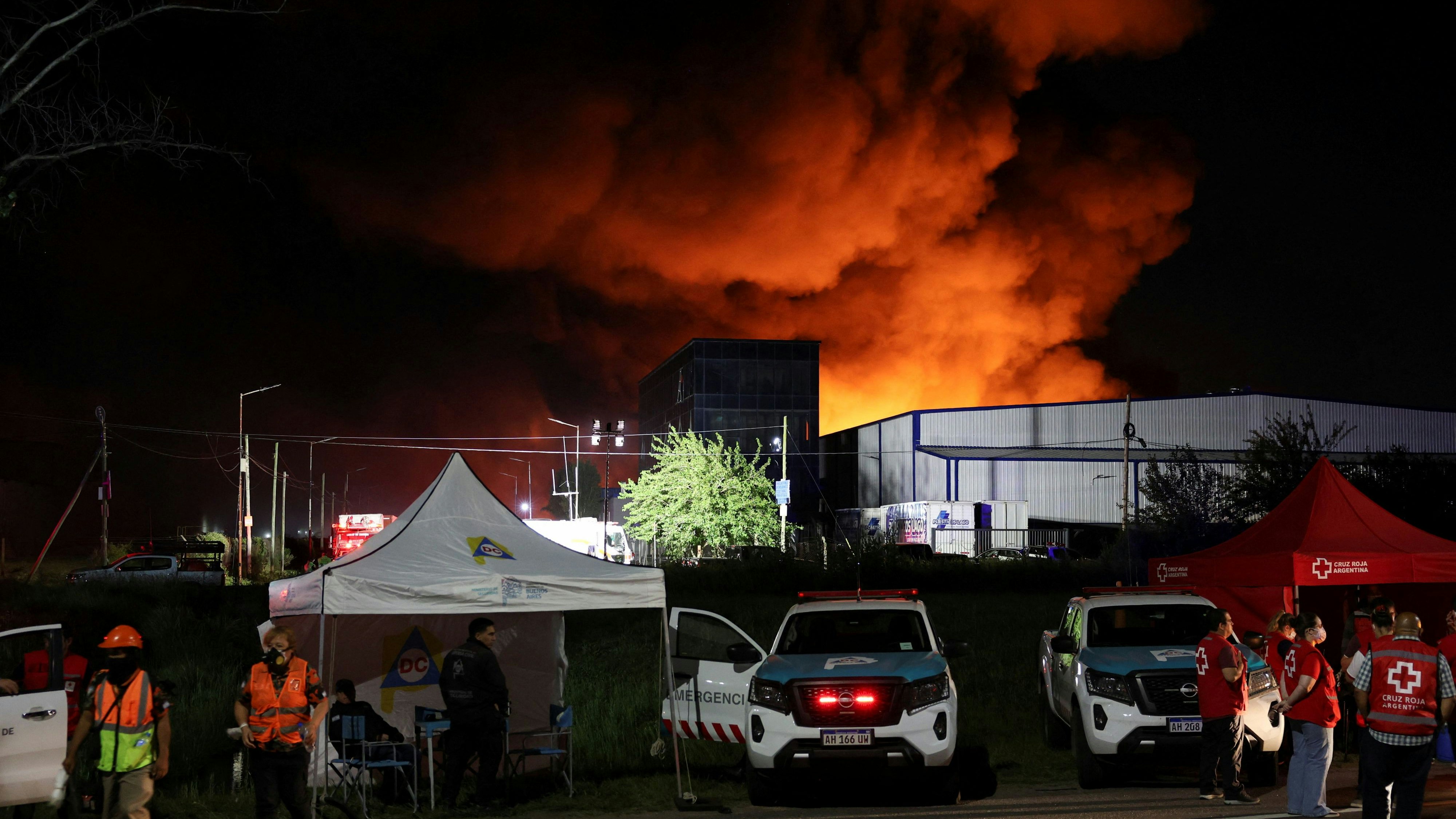 Heute.at - Fabriken brennen! Feuer-Inferno nach Explosionen