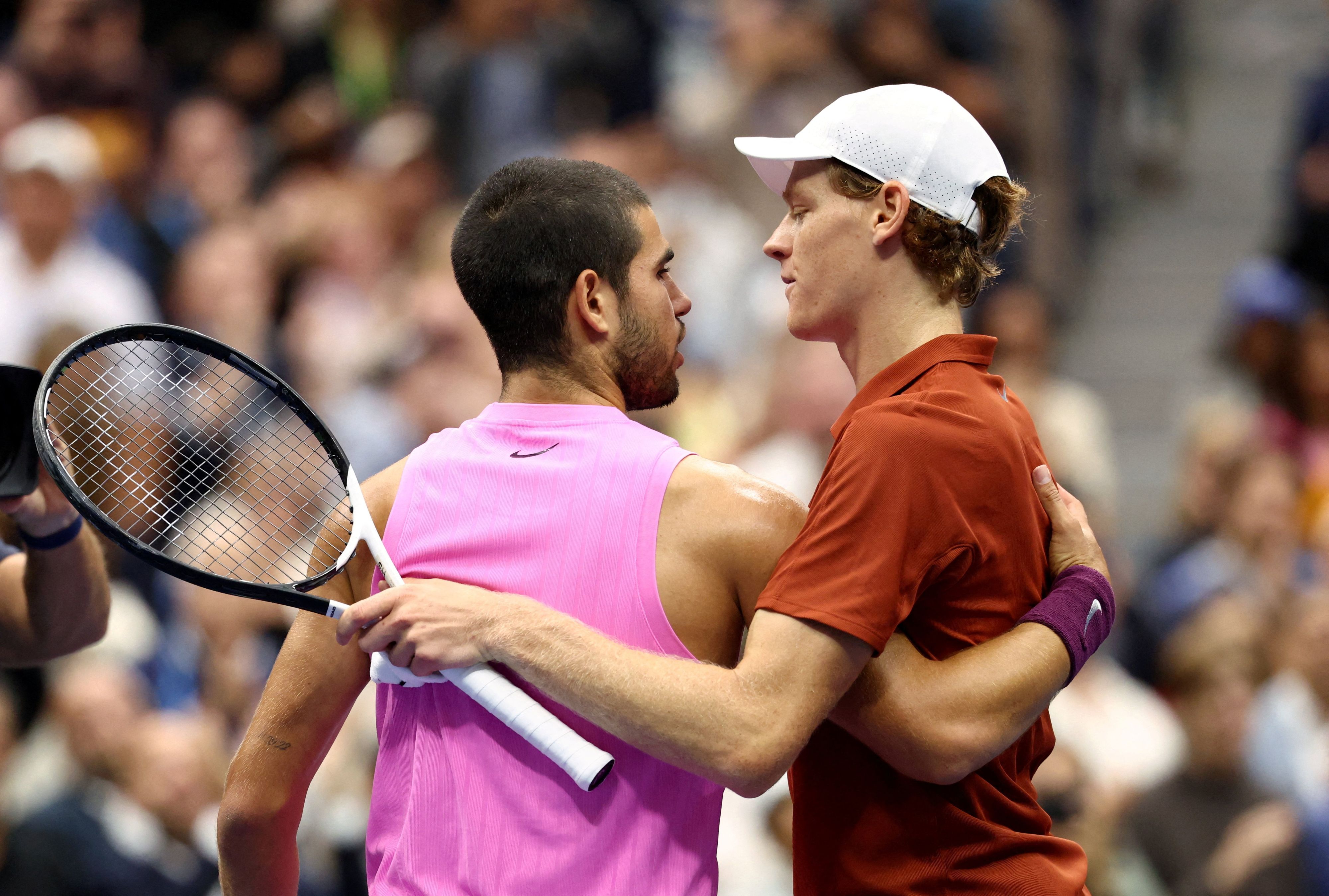 Carlos Alcaraz und Jannik Sinner stehen sich im Endspiel der ATP Finals gegenüber. 