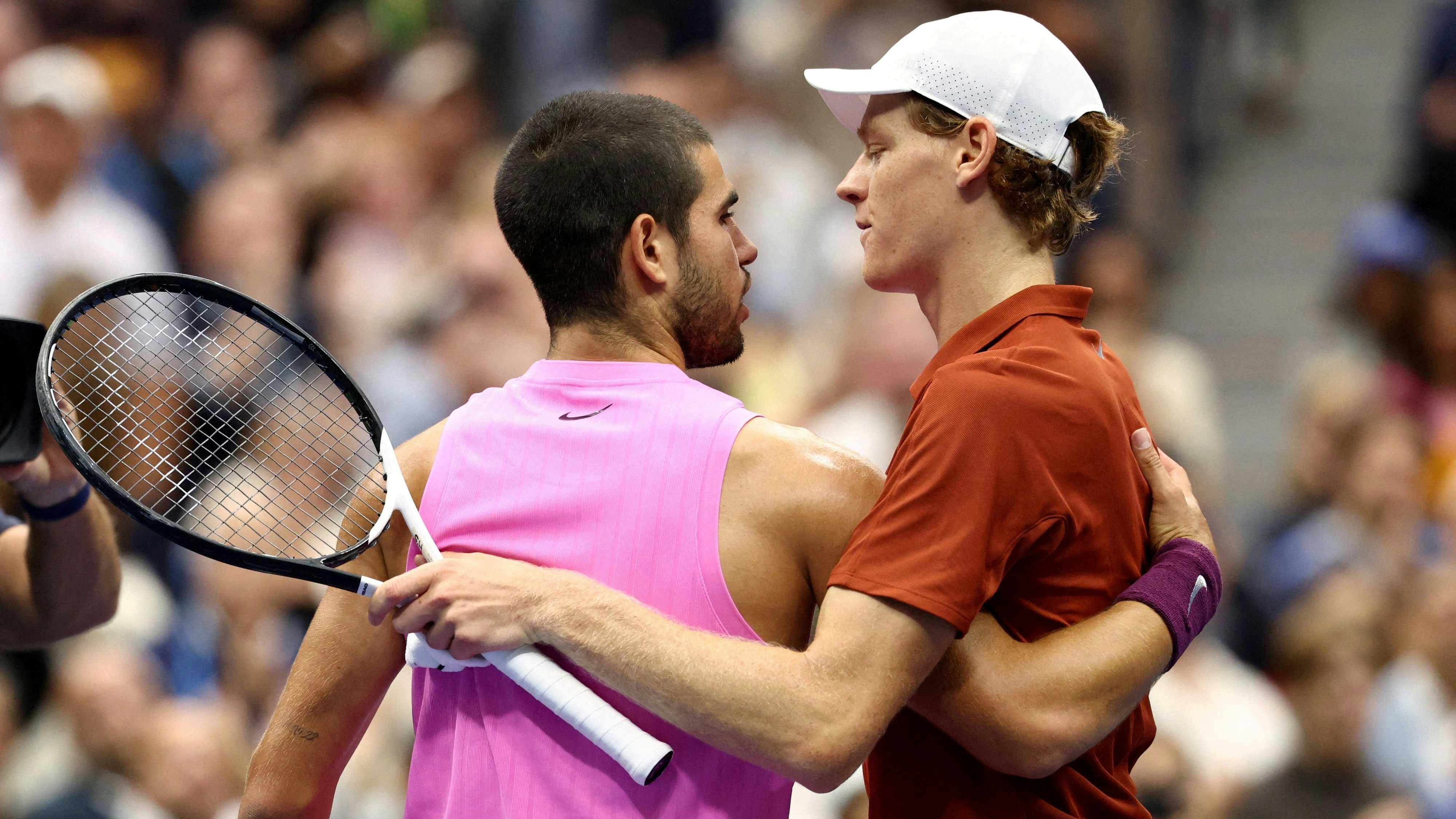 Carlos Alcaraz und Jannik Sinner stehen sich im Endspiel der ATP Finals gegenüber. 