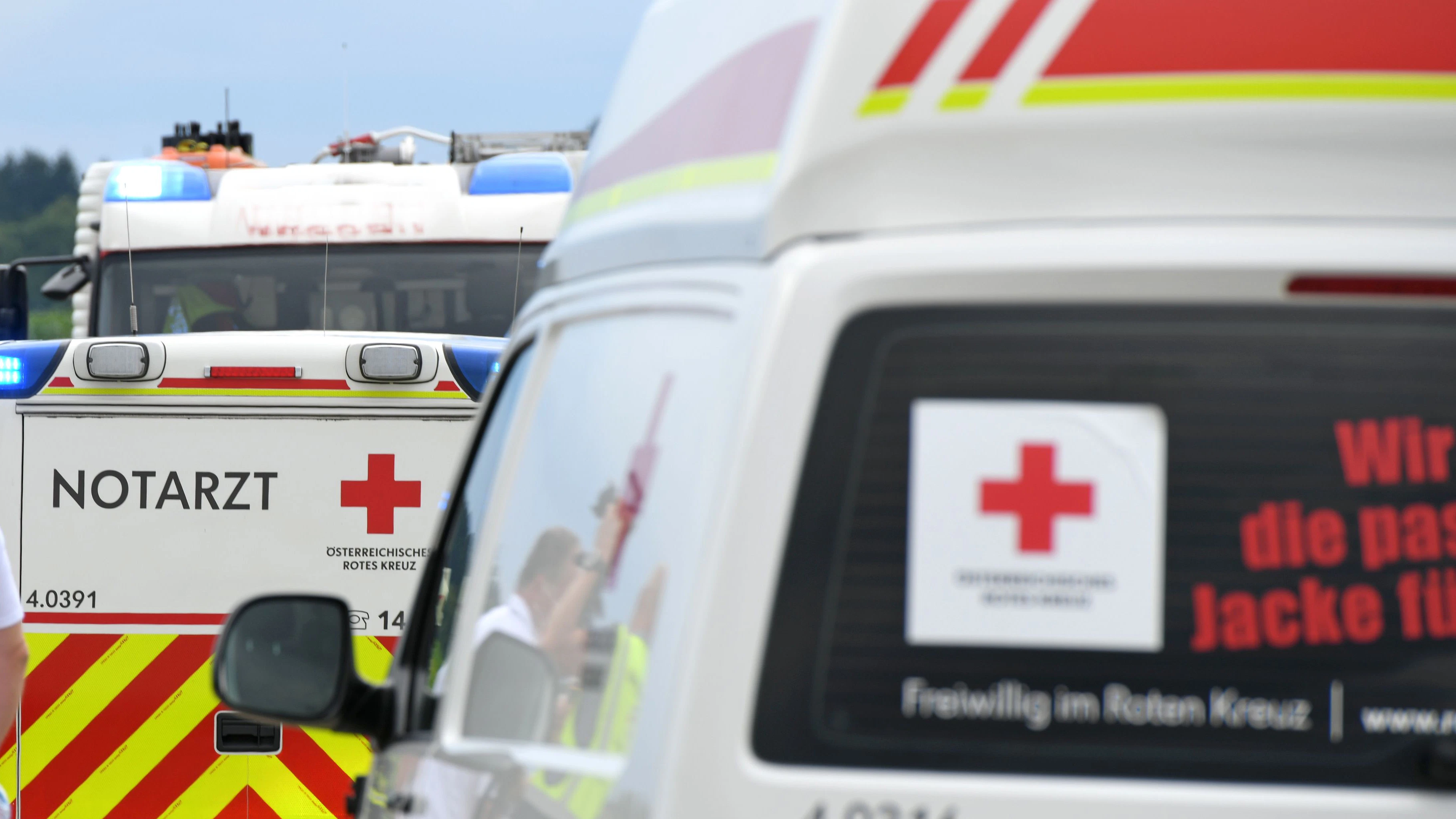 Notarzt-Fahrzeug und Rettungsfahrzeug in Oberösterreich, Österreich, europa - Emergency doctor vehicle and ambulance in Upper Austria, Austria, Europe