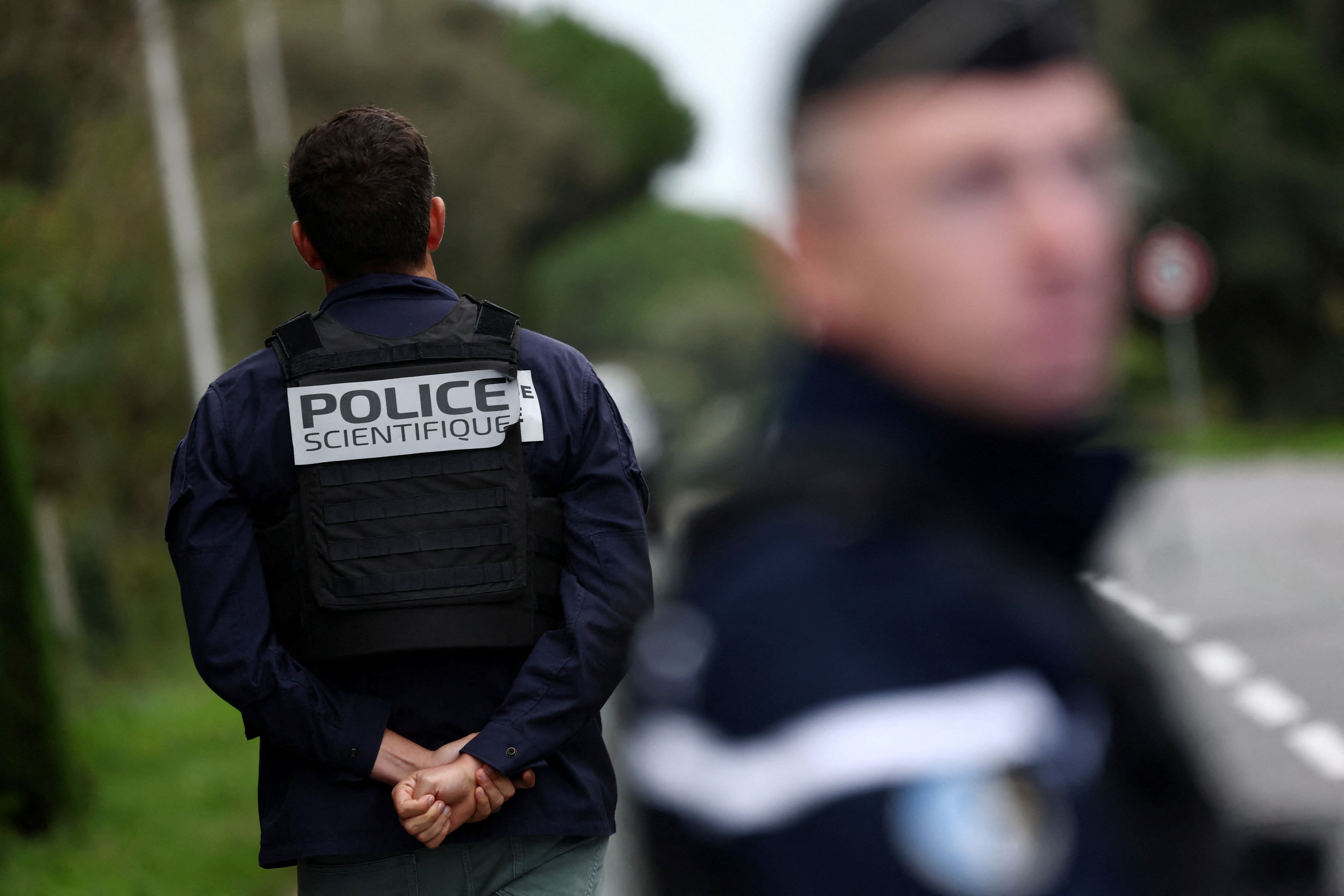 Bei einem Überfall auf ein Juweliergeschäft in Frankreich haben die Täter Schmuck im Wert von bis zu einer Million Euro gestohlen.