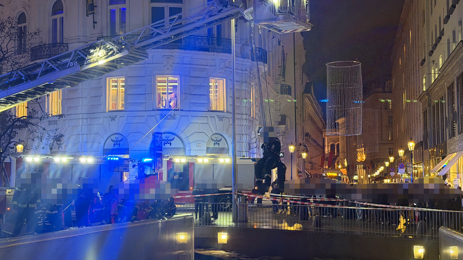 Heute.at - Großeinsatz! Wiener (37) aus Ausgrabungsstätte gerettet