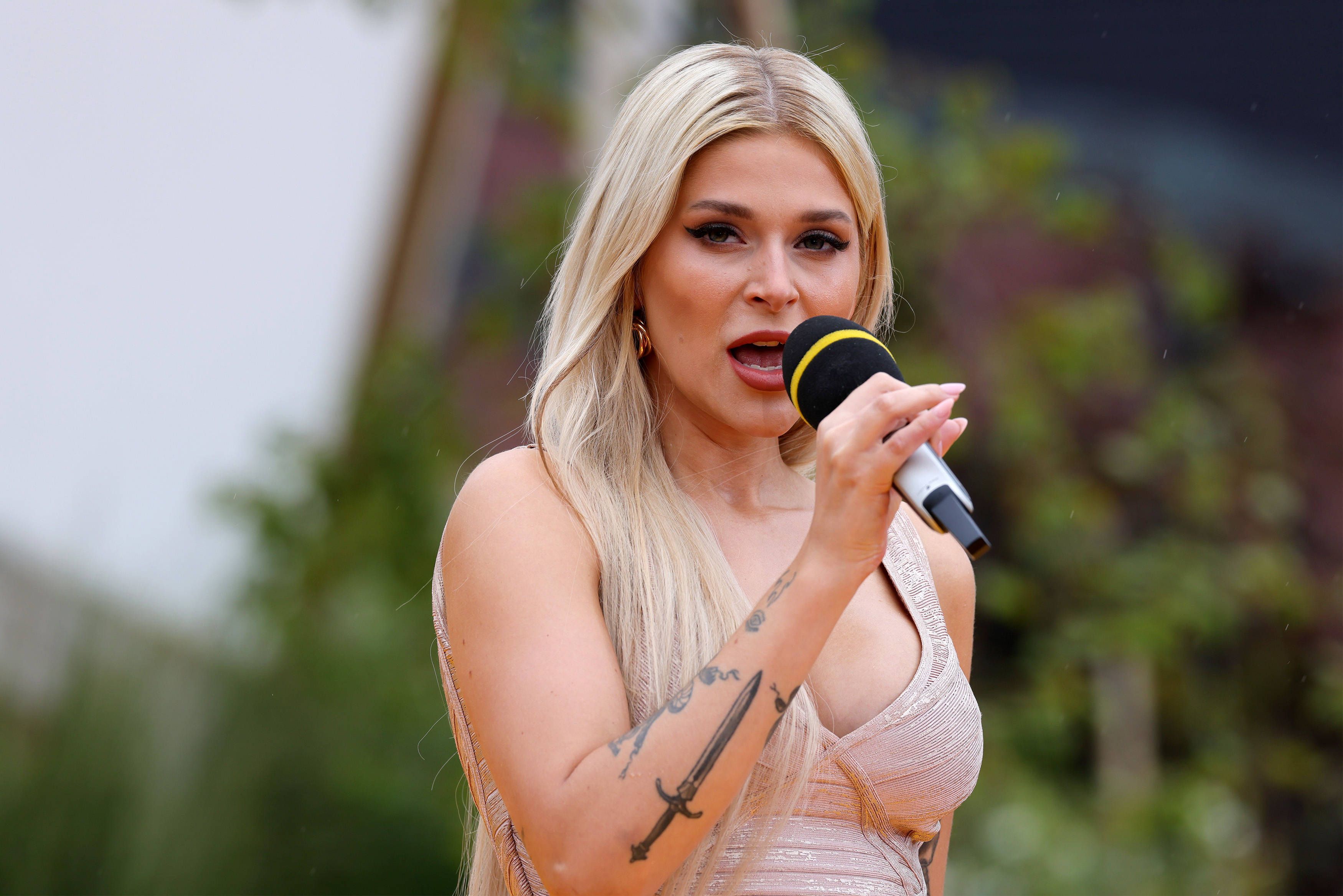 Heute.at - Schlagerstar tritt in Wien auf – keiner erkennt sie!