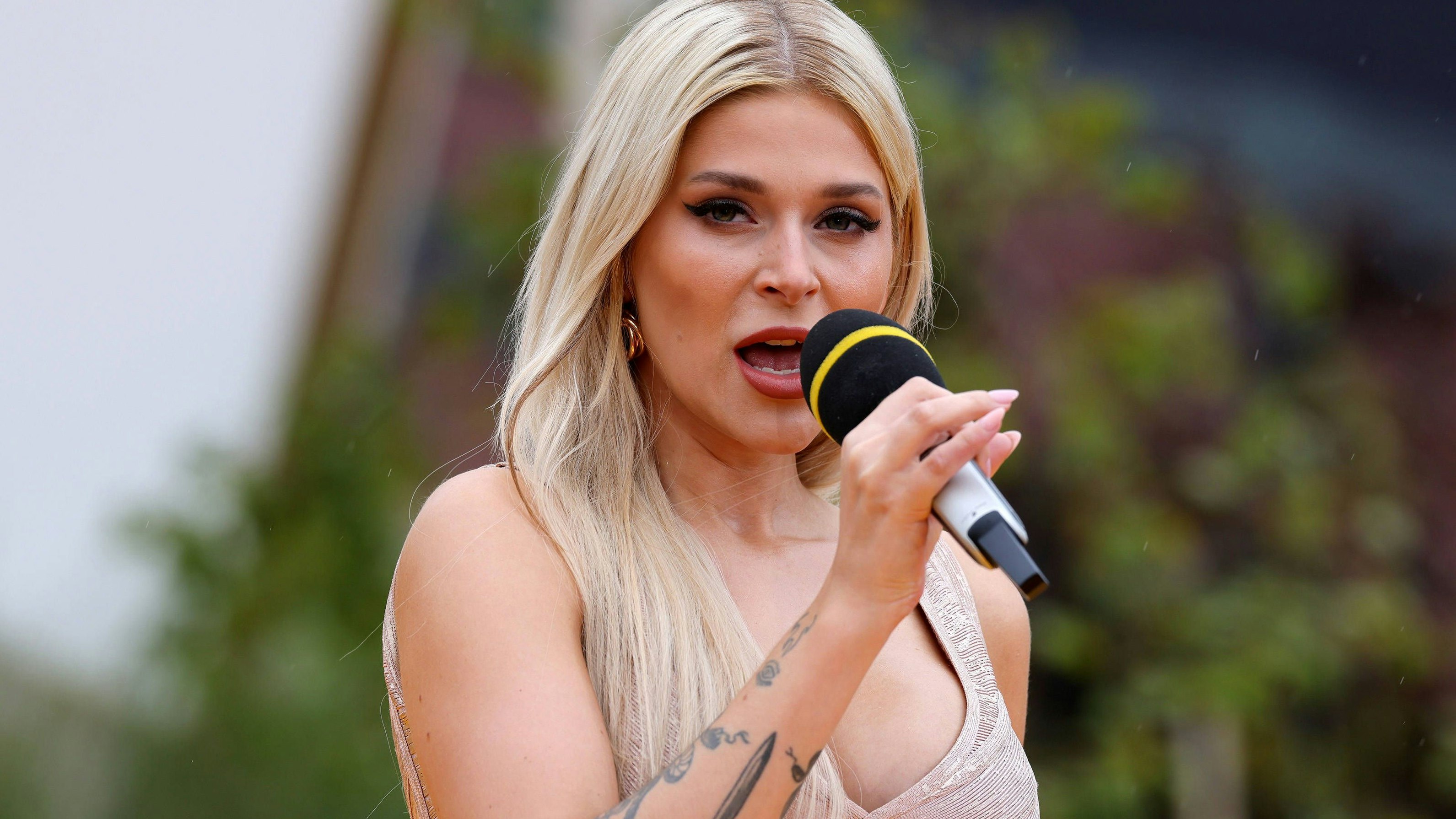 Heute.at - Schlagerstar tritt in Wien auf – keiner erkennt sie!