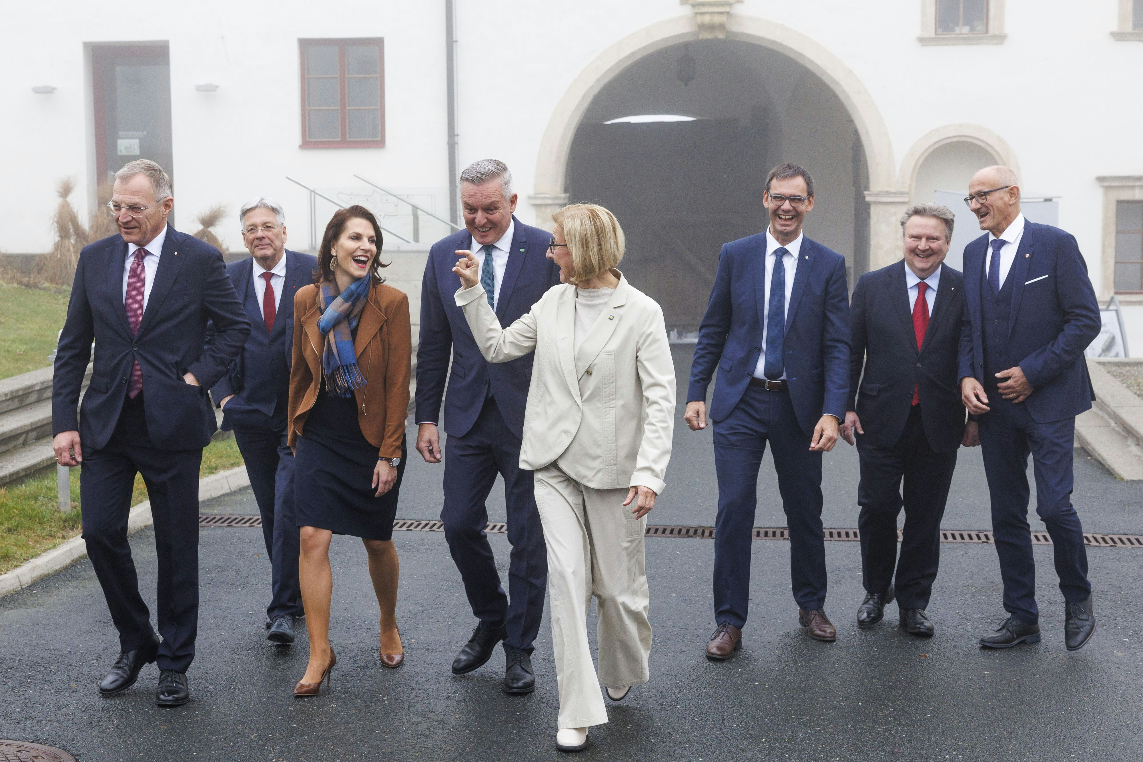 Was Johanna Mikl-Leitner ihrer Amtskollegenschaft hier versinnbildlicht, wollen wir lieber nicht wissen, oder?