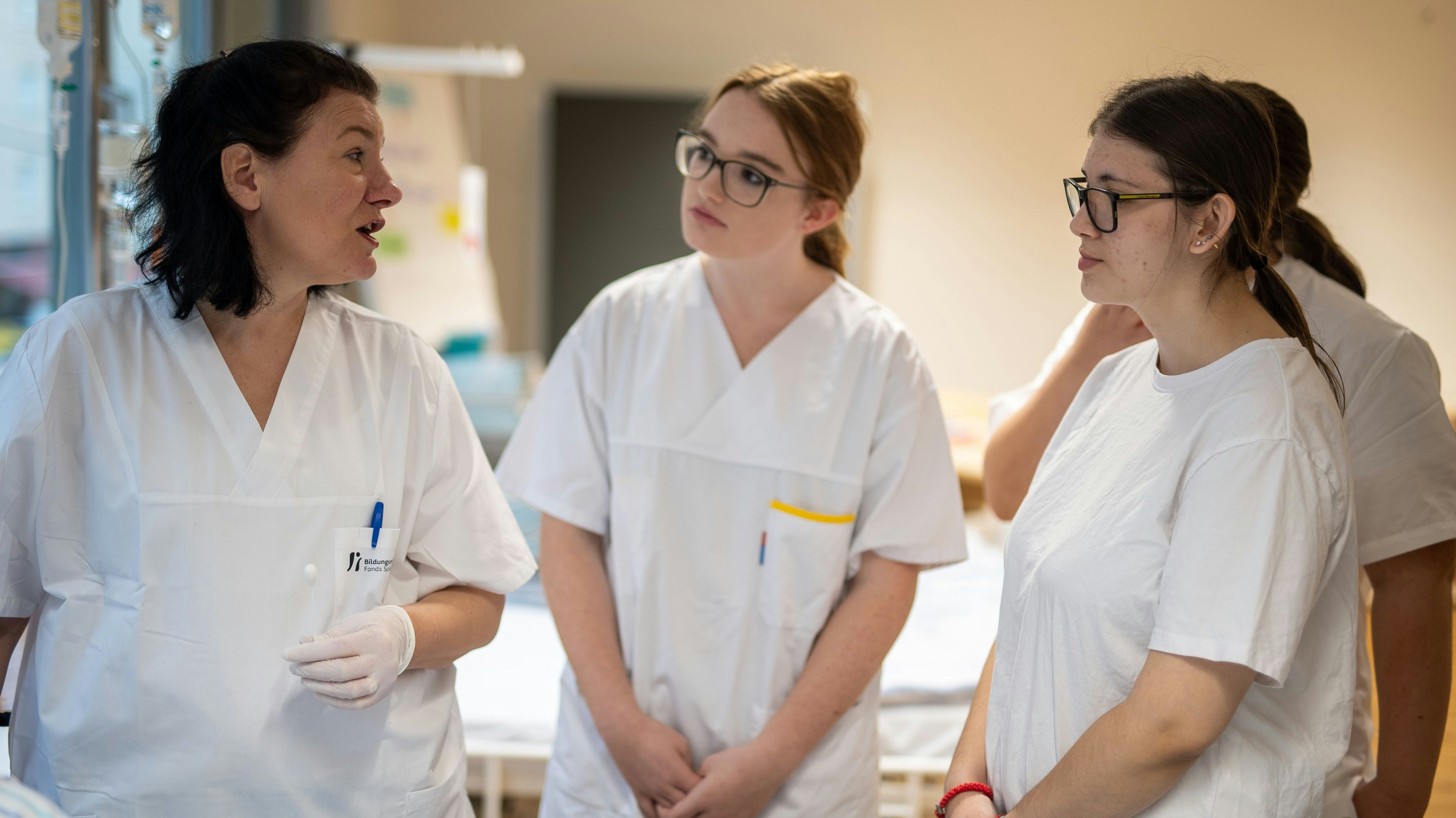 Im FSW Bildungszentrum in Wien erklärt eine Fachkraft den Pflegestarterinnen wichtige Inhalte zur Pflegepraxis.