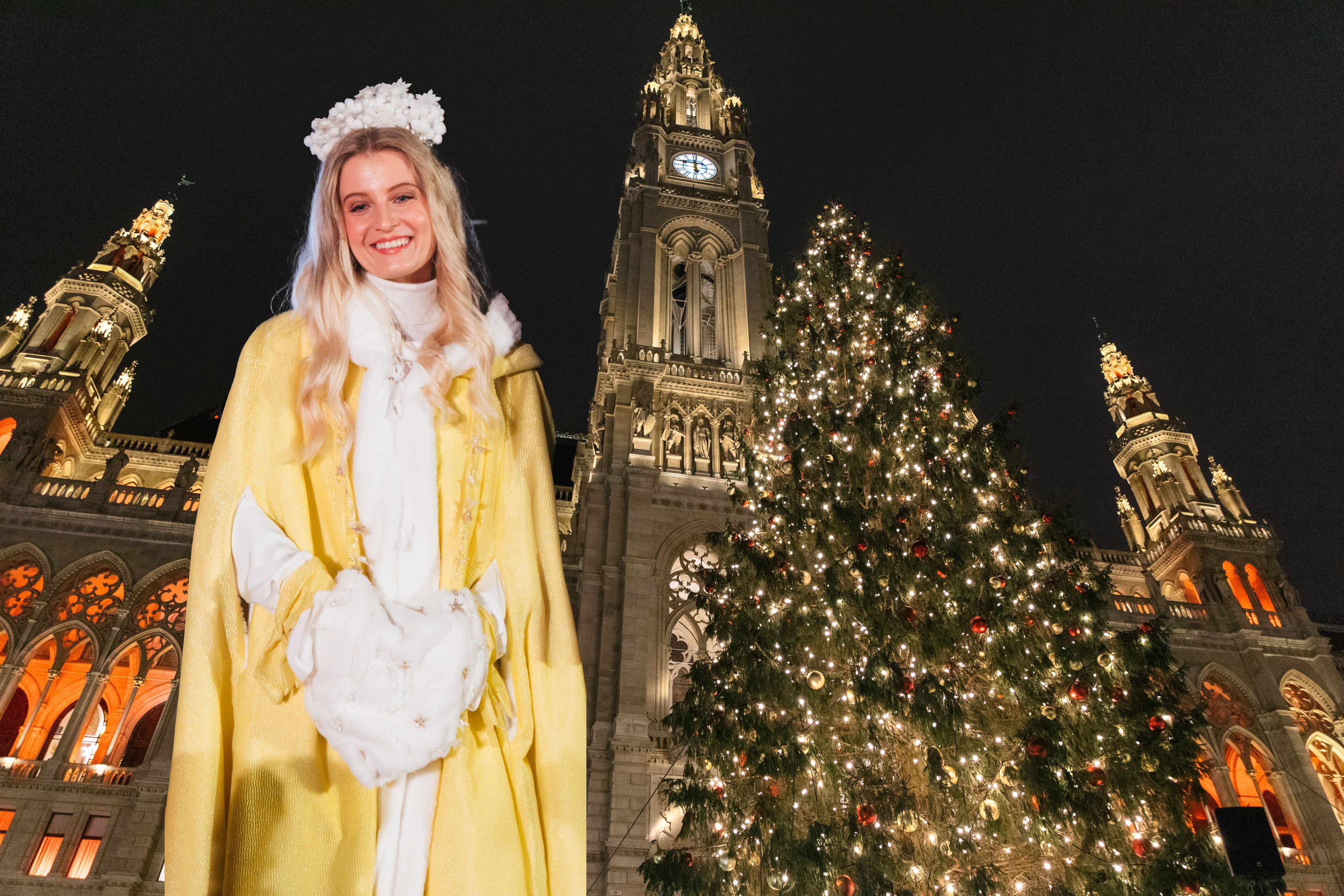 Christkind Lena freut sich am Christkindlmarkt auf die Wünsche der kleinen Besucher.