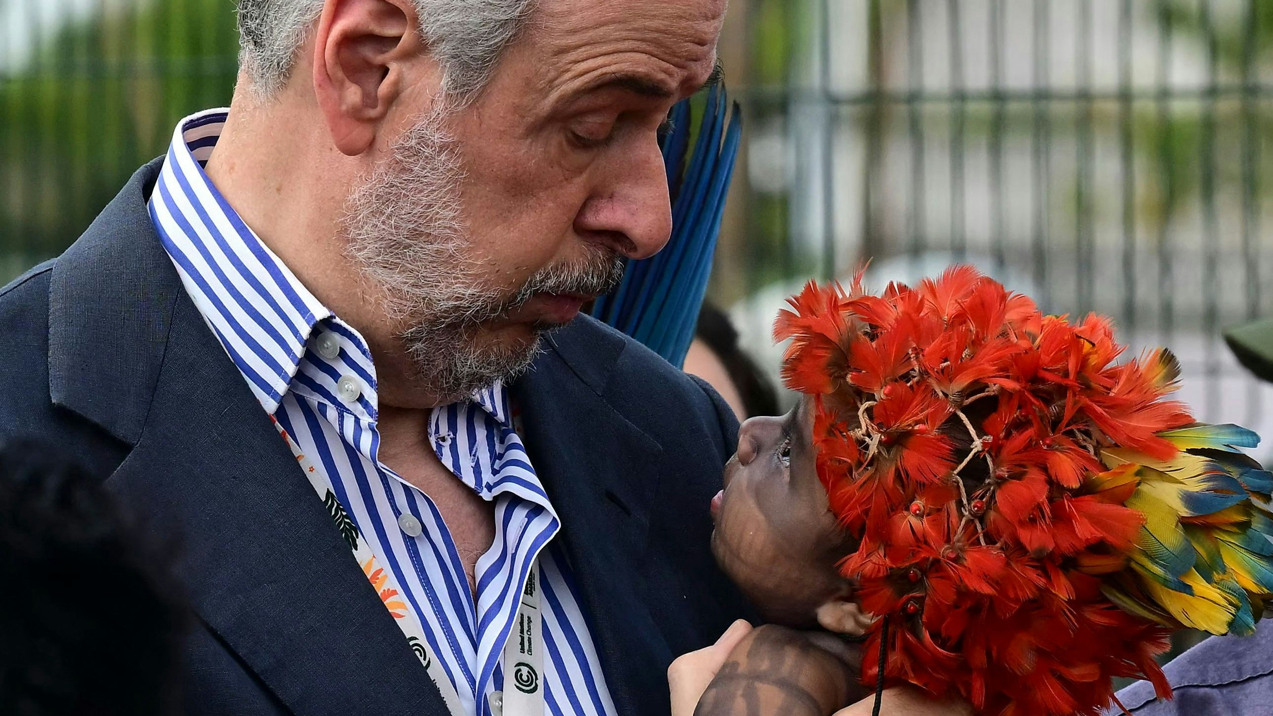 COP30-Präsident Andre Correa do Lago hält ein Kleinkind der Munduruku-Ureinwohner im Arm, Mitglieder der Ipereg-Ayu-Bewegung hatten am Freitag den den Eingang zum Veranstaltungsort&nbsp; blockiert