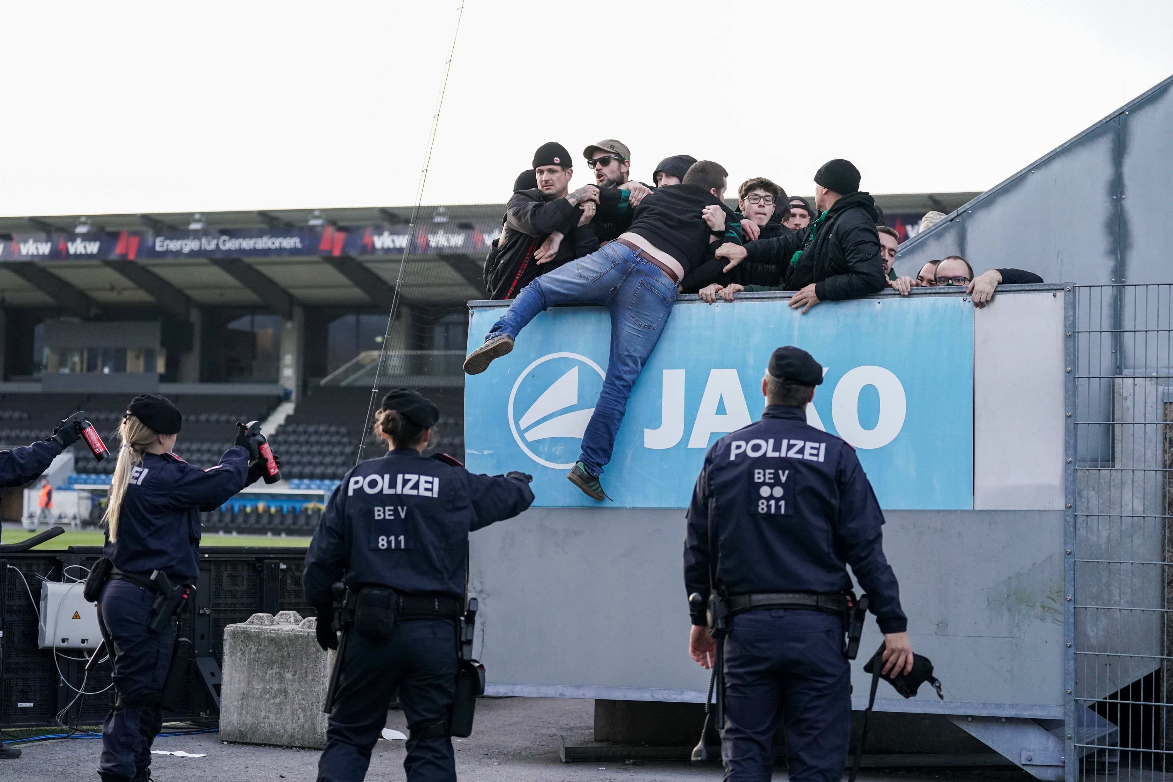 Ein Teil der Anhängerschaft von Wacker Innsbruck sorgte am vergangenen Samstag für negative Schlagzeilen. Sie mussten von der Polizei zurückgedrängt werden.