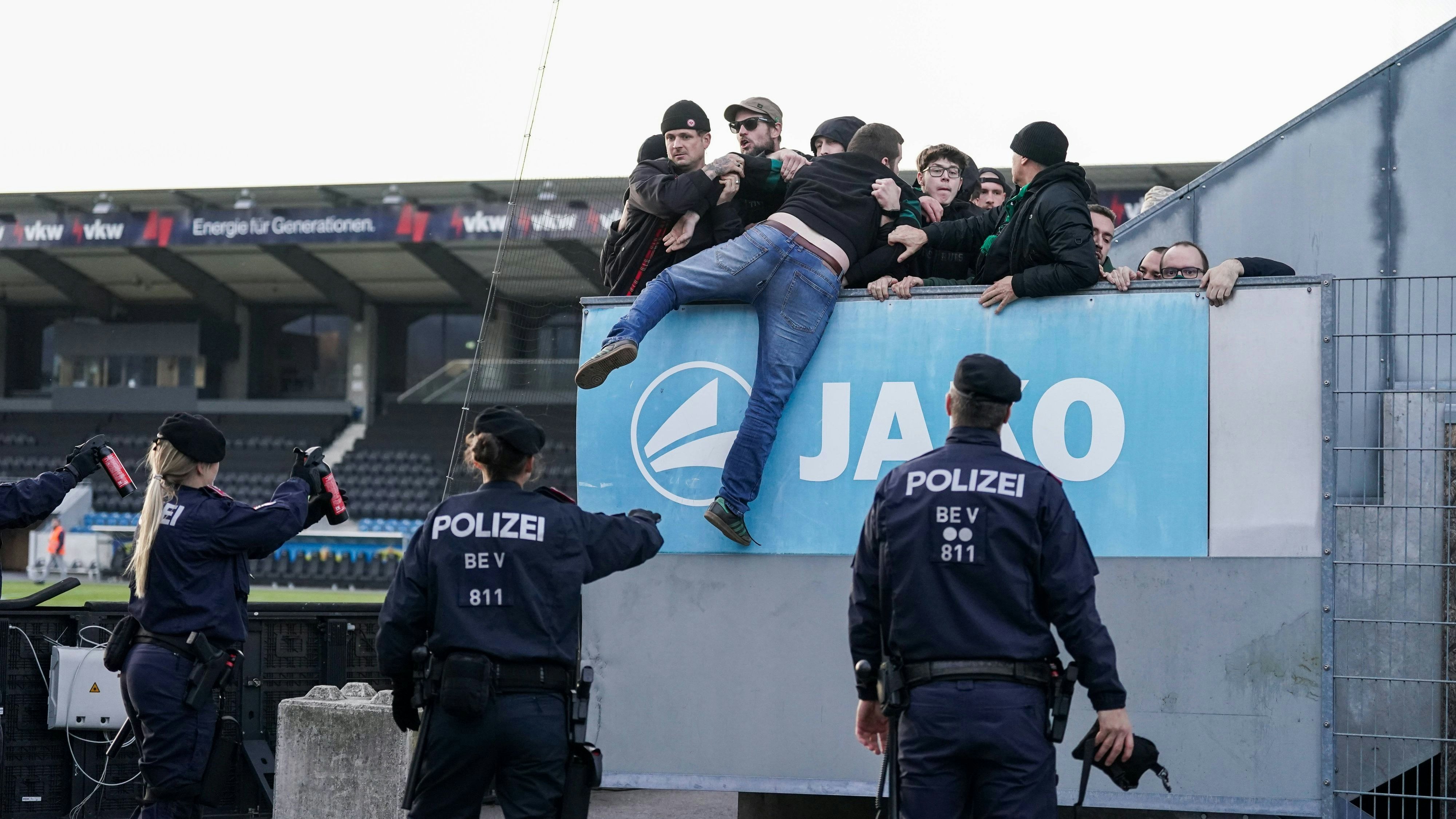 Heute.at - Innsbruck-Präsident schäumt nach Fan-Ausschreitungen