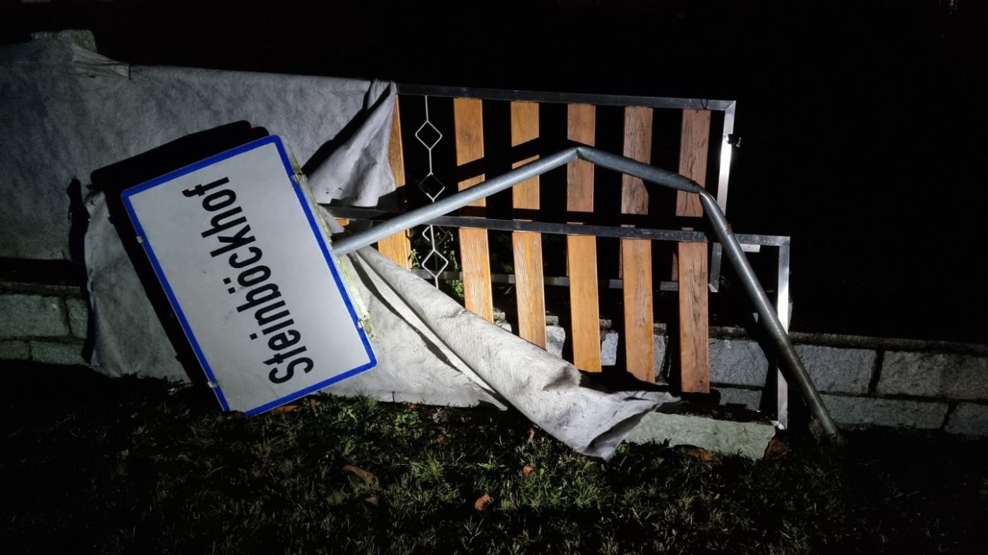 Die Ortstafel bekam den Crash voll ab.