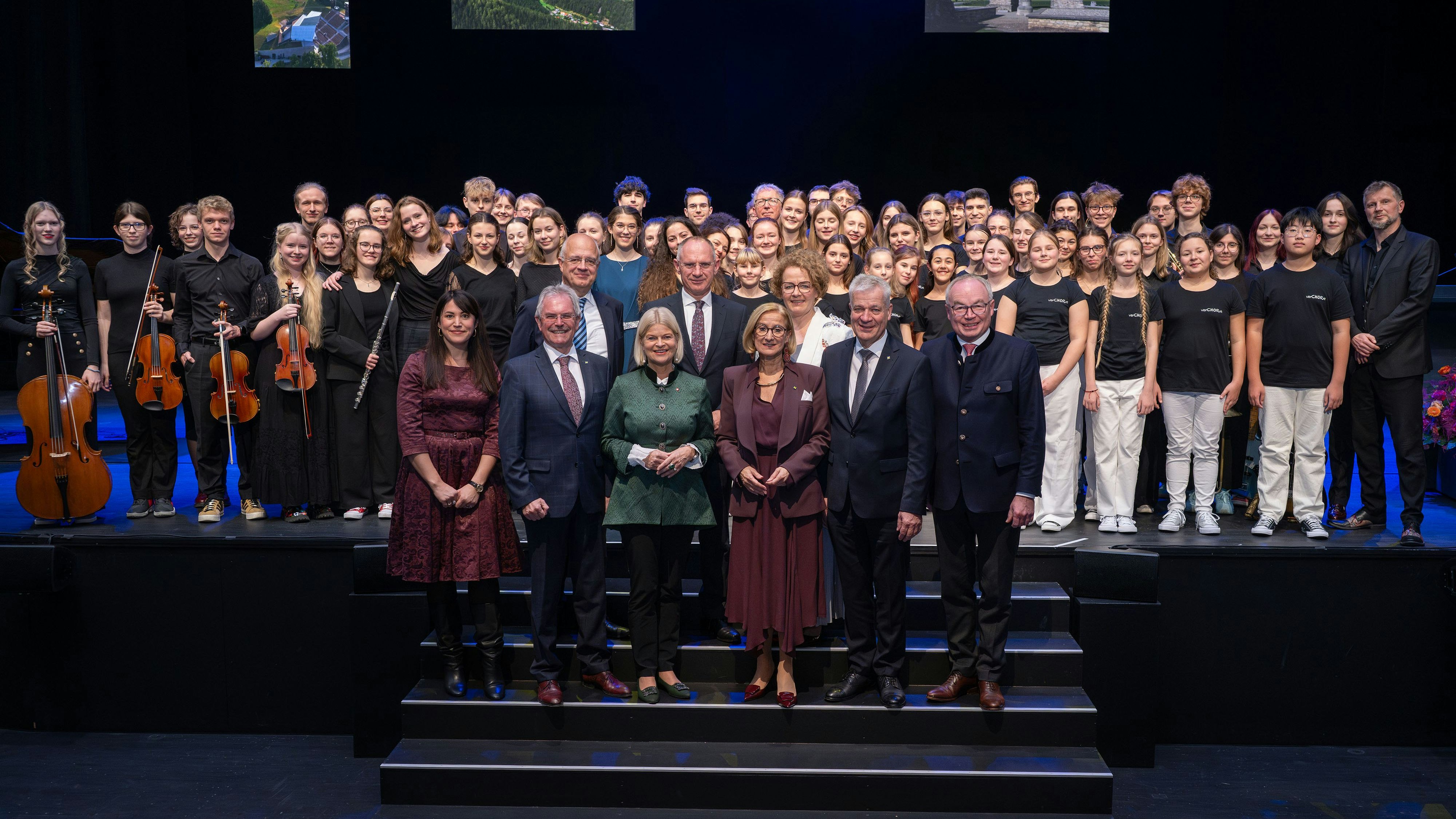 Die Künstlerinnen und Künstler, die den Empfang zum Landesfeiertag gestalteten, mit (vorne v.l.) Schriftstellerin Vea Kaiser, Landtagspräsident Karl Wilfing, Verteidigungsministerin Klaudia Tanner, Landeshauptfrau Johanna Mikl-Leitner, Landesrat Anton Kasser und LH-Stellvertreter Stephan Pernkopf.