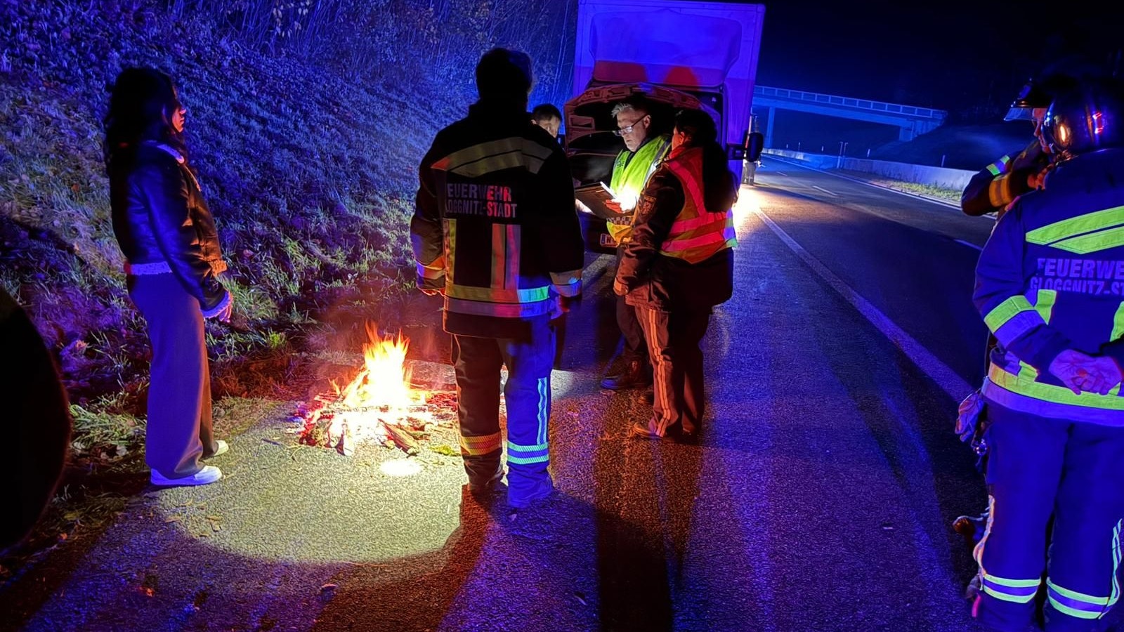 Heute.at - Nach Panne – Trio wärmt sich mit Lagerfeuer auf der S6
