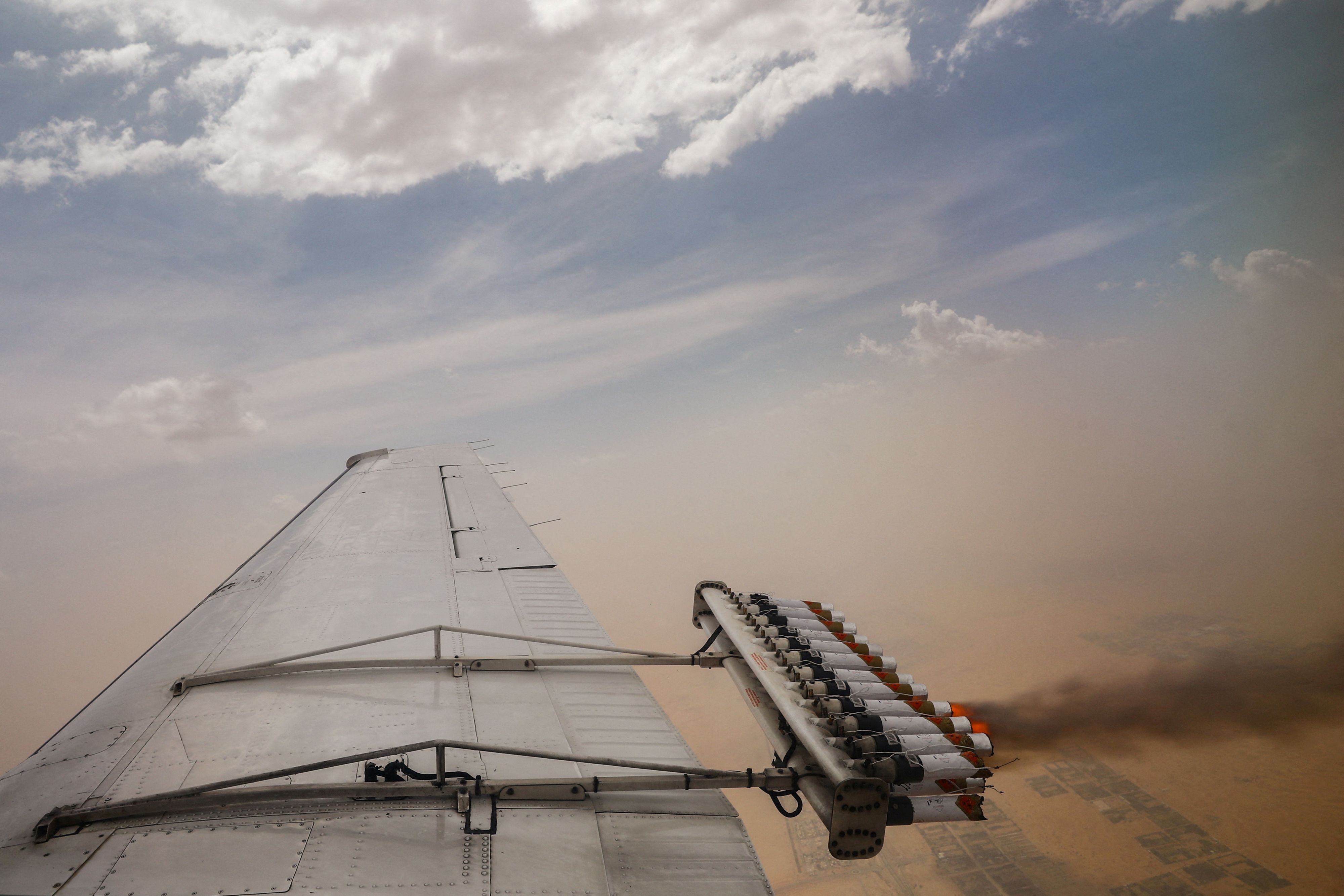 Mit hygroskopischen Fackeln, die wasseranziehende Salze wie Natriumchlorid oder Kaliumchlorid ausströmen, soll die Kristallisation von Regentropfen in den bestehenden Wolken gefördert werden – hier bei einem Einsatz in den Vereinigten Arabischen Emiraten im August 2022.