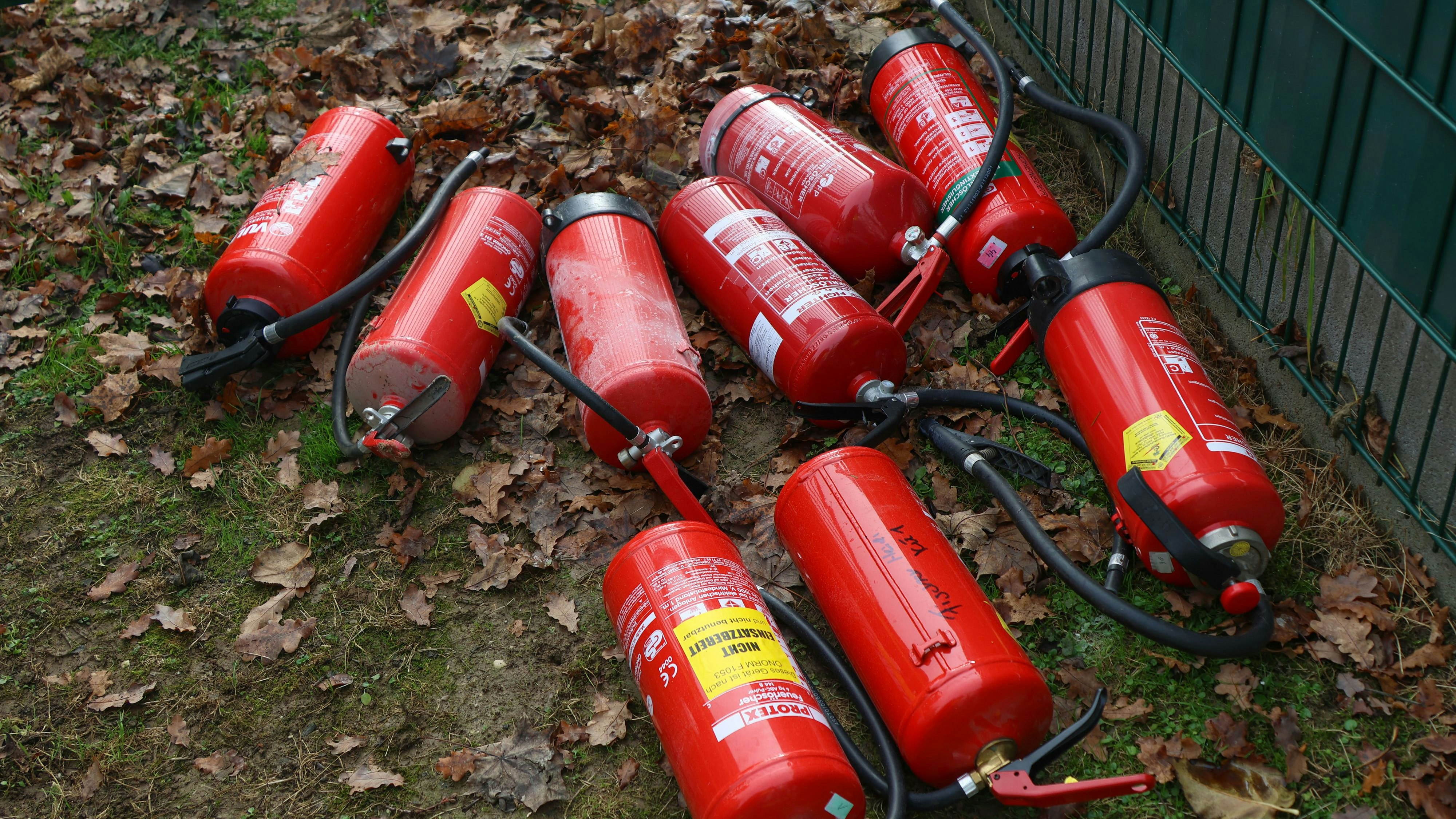 Ersthelfer versuchten noch, den Brand mit Feuerlöschern einzudämmen.