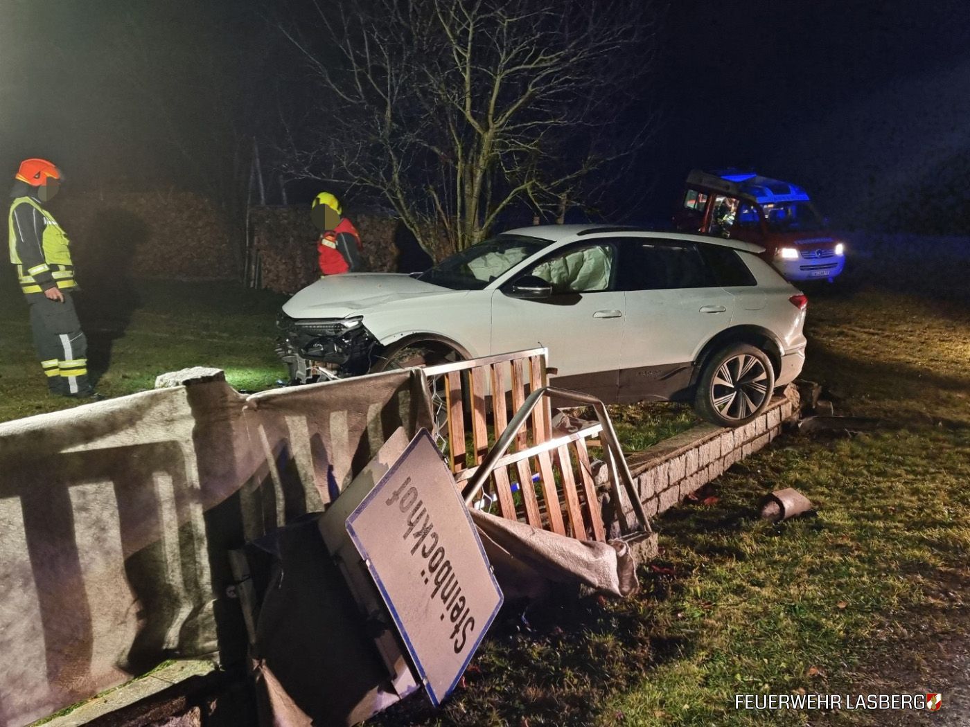 Der Elektro-SUV krachte in der Nacht auf Sonntag durch den Gartenzaun.