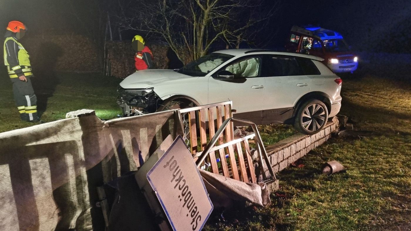 Heute.at - Lenker übersieht Kurve – E-SUV kracht durch Gartenzaun