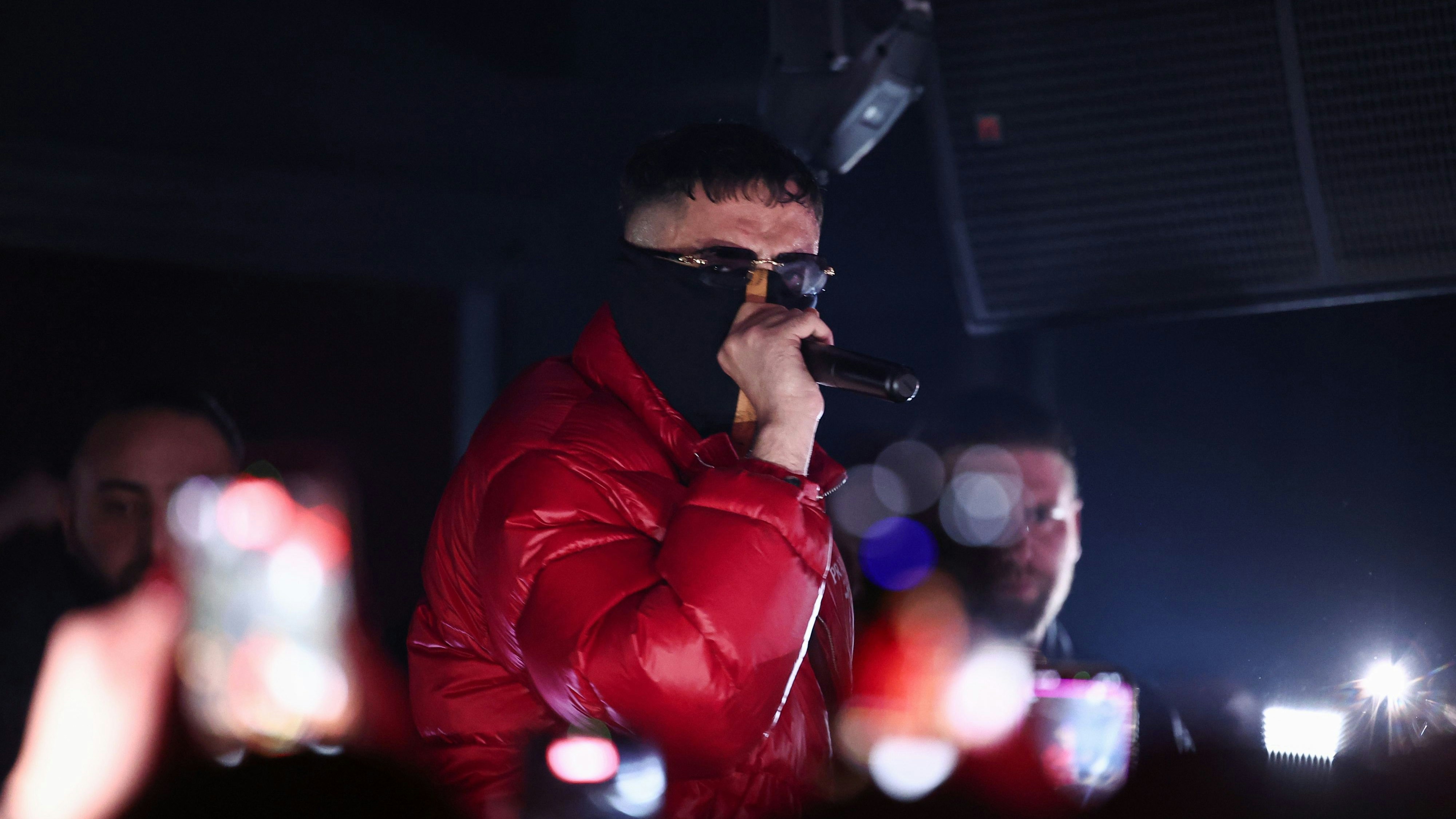 Heute.at - Haftbefehl bricht Auftritt nach wenigen Minuten ab