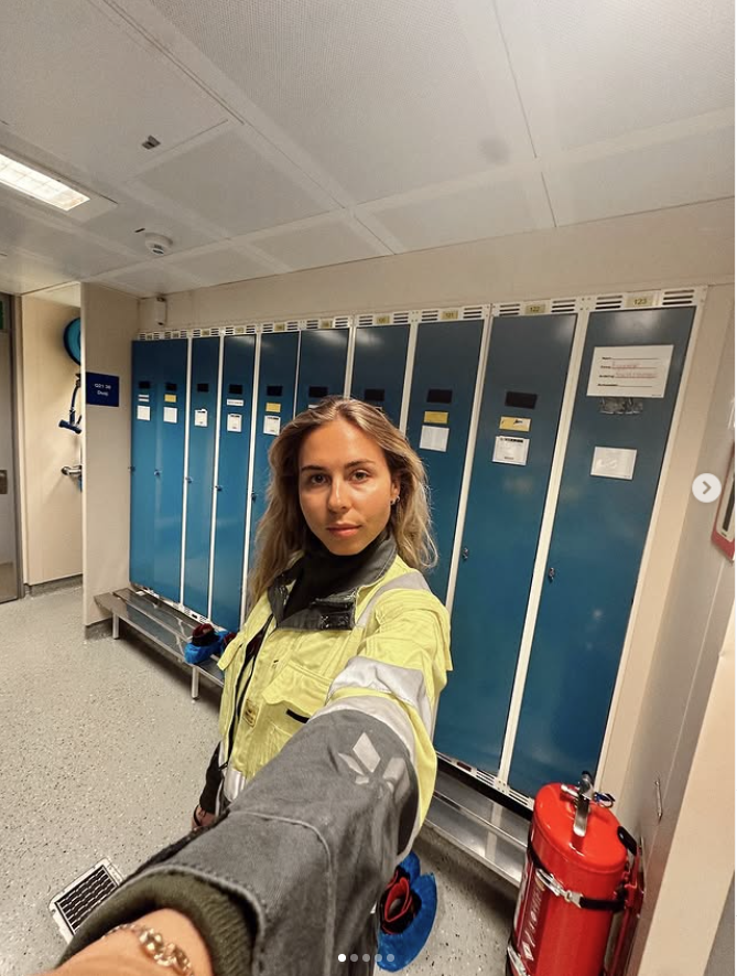 Amalie (29) arbeitet auf einer Ölplattform. Auf Instagram gibt die Gebietsleiterin regelmäßig Einblick in ihr Leben.
