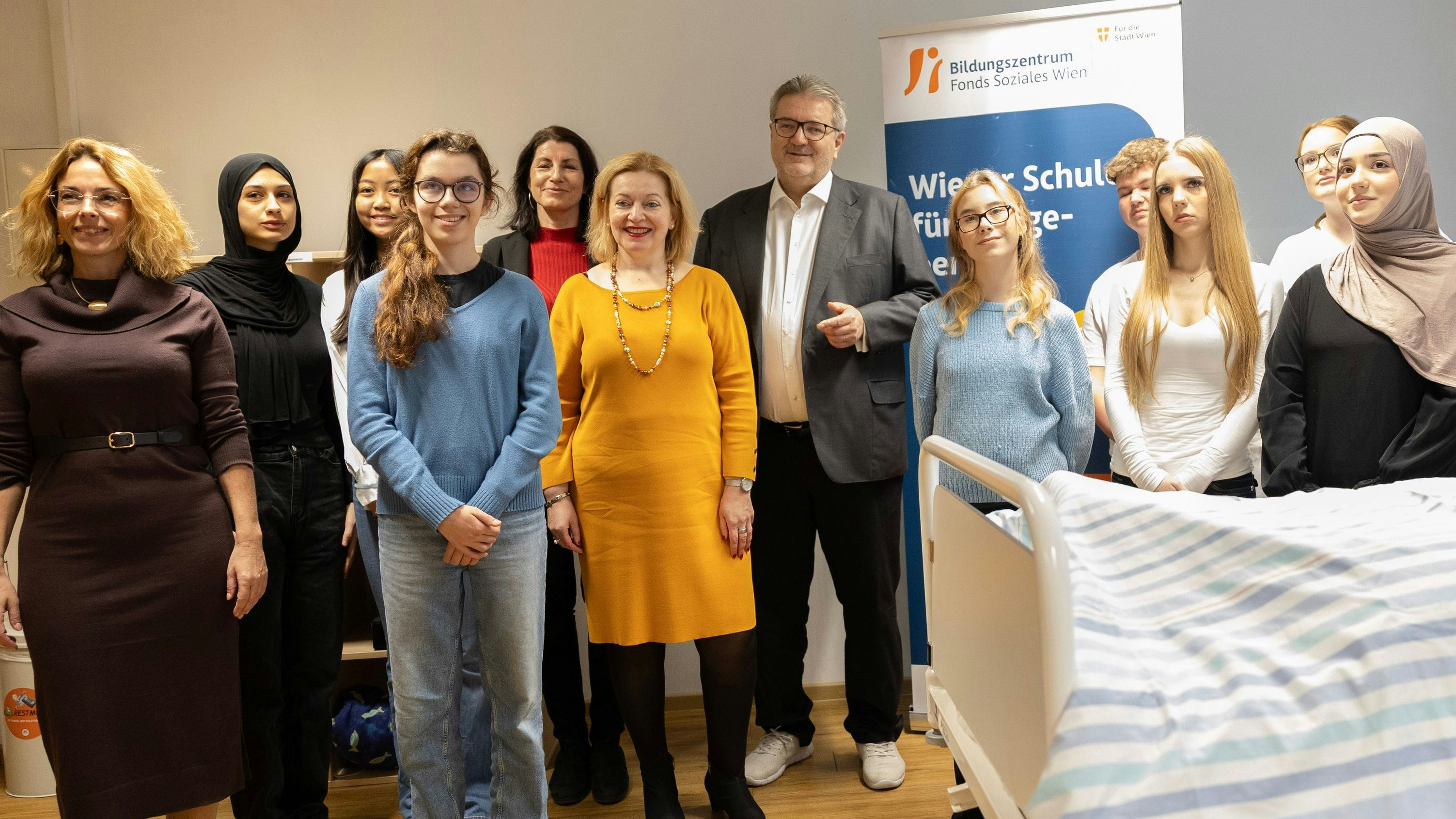 Sozialstadtrat Peter Hacker (M.) zu Besuch bei den "Pflegestarter:innen".