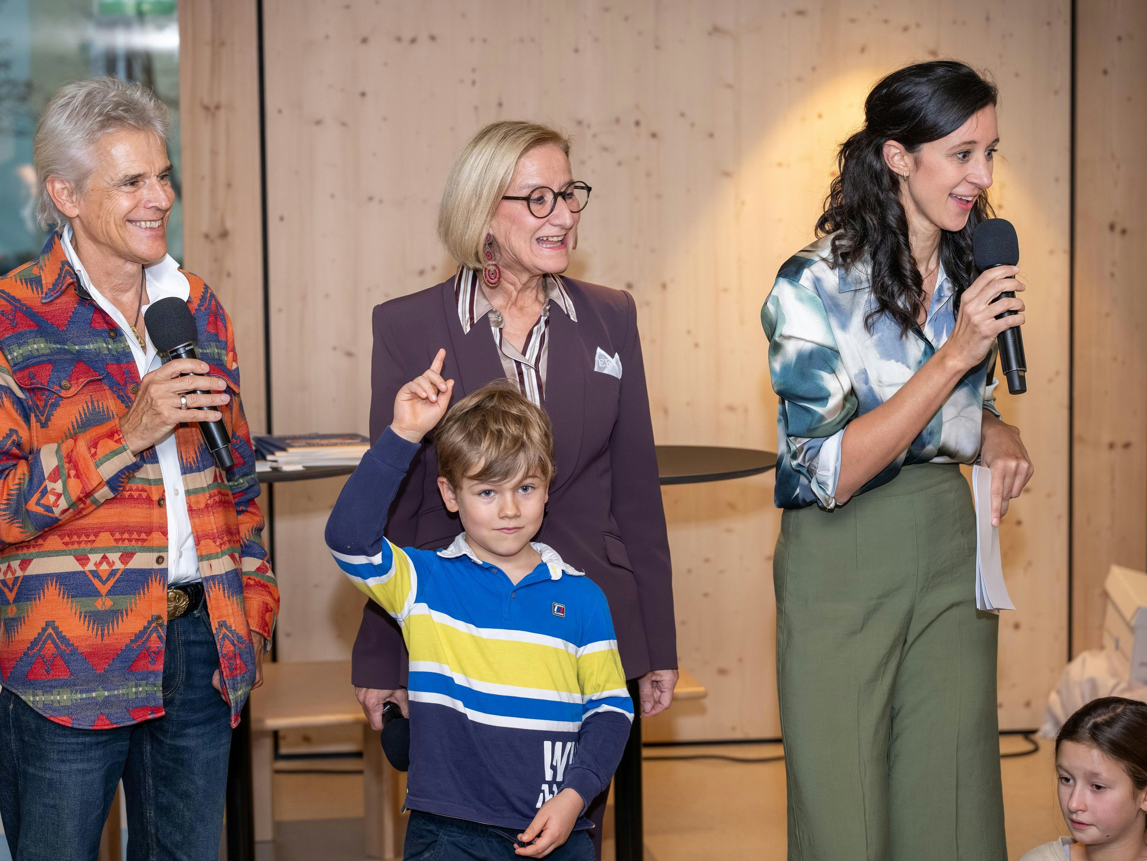 NÖ: Zum ersten Mal fand der Kinder-Landesfeiertag statt; im Bild: Erster Kinder-Landesfeiertag im KinderKunstLabor in St. Pölten mit Thomas Brezina, Landeshauptfrau Johanna Mikl-Leitner und Moderatorin Sophie Berger.