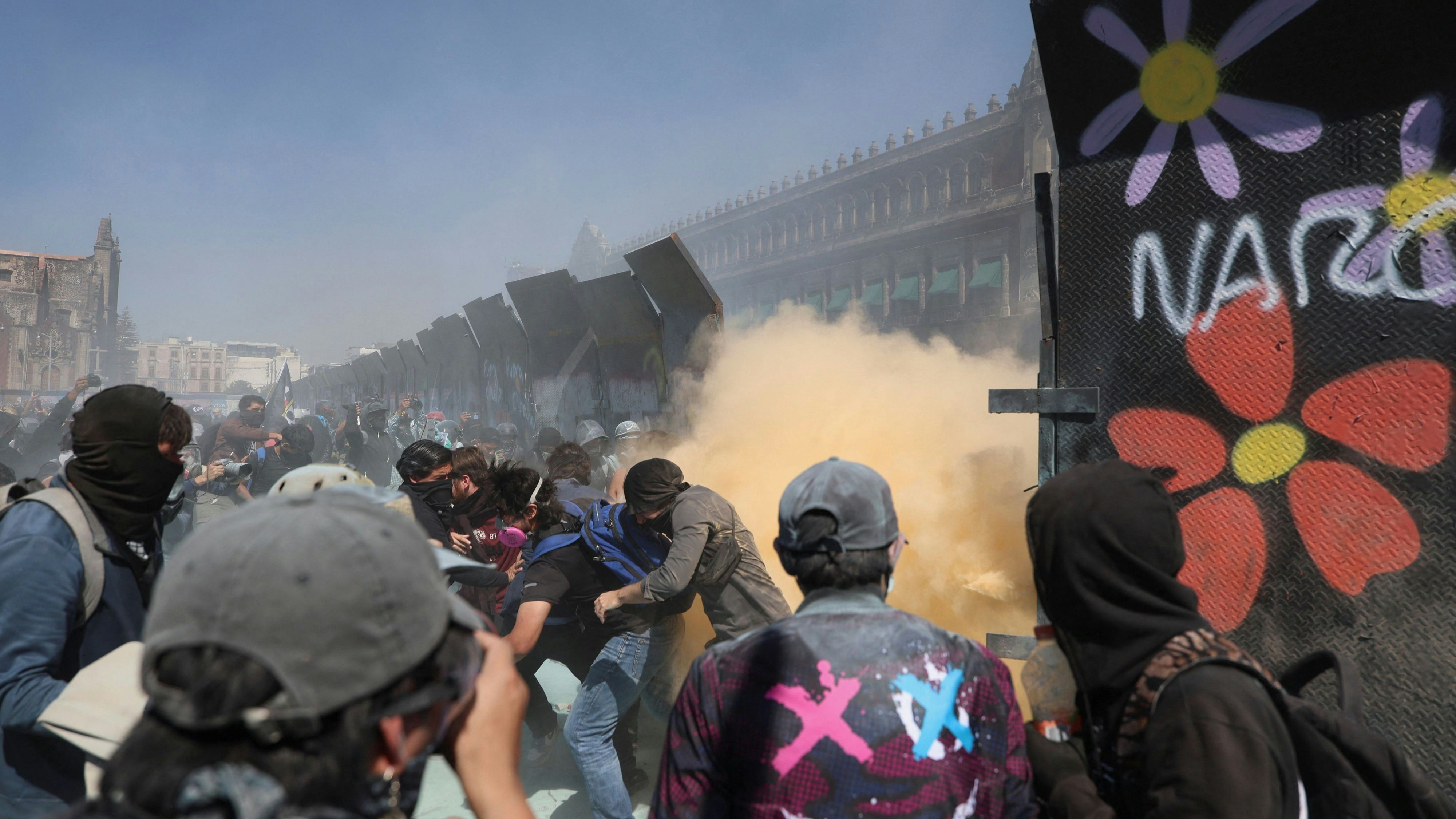 Heute.at - 120 Verletzte! Gewalt-Proteste eskalieren