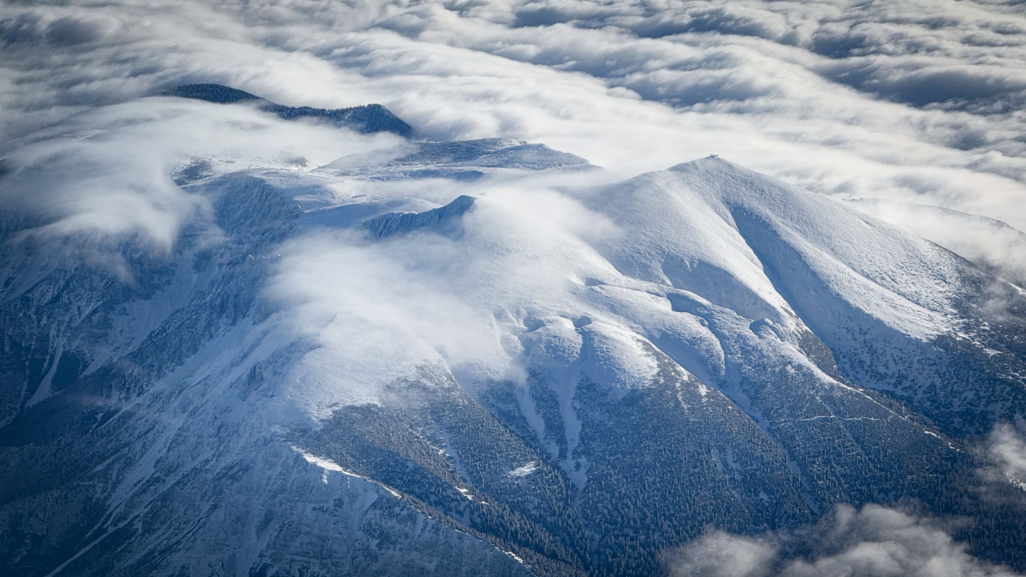 Eine Luftaufnahme des Schneebergs.