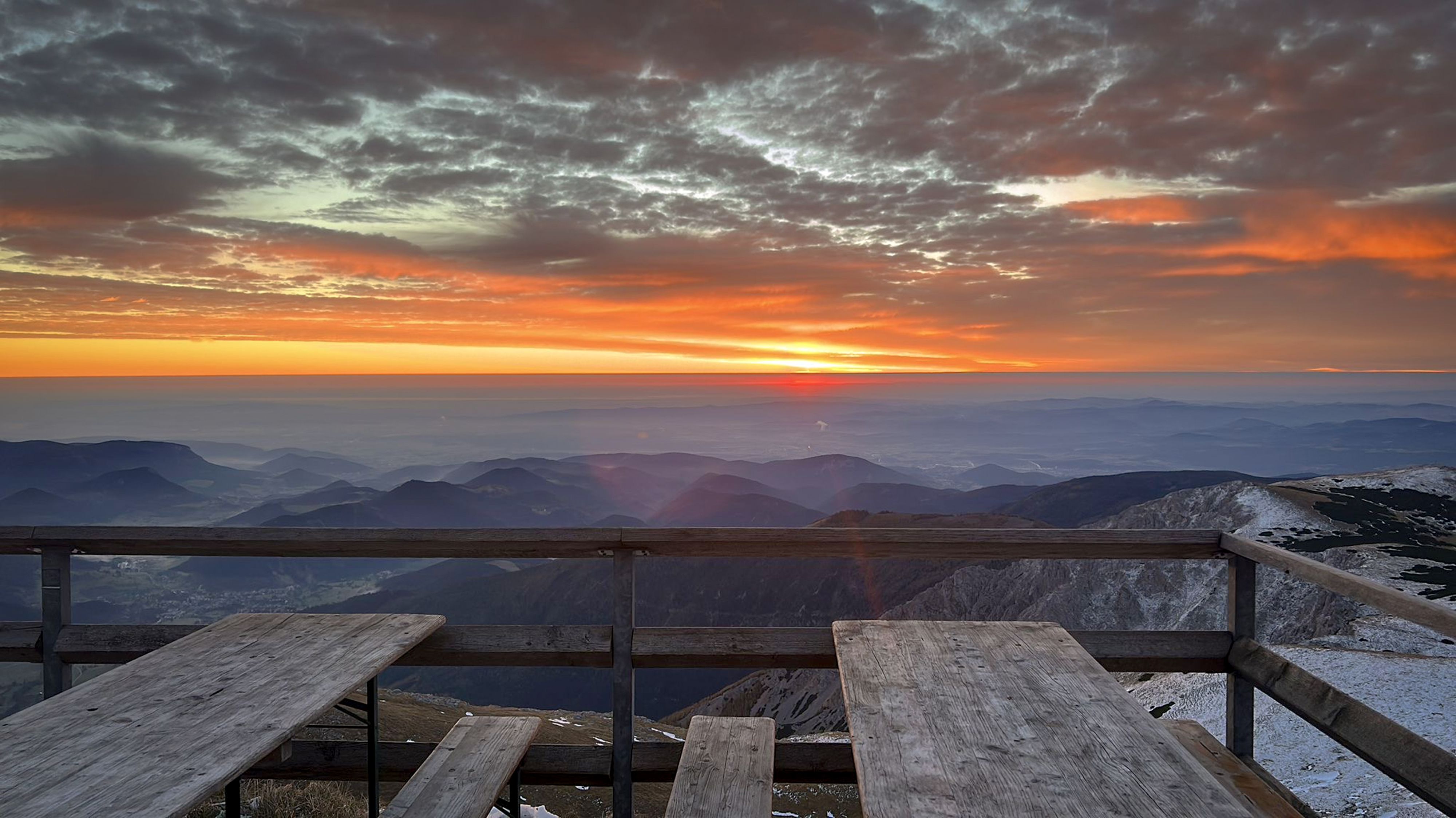 Die Aussicht von der Terrasse der Fischerhütte ist atemberaubend.