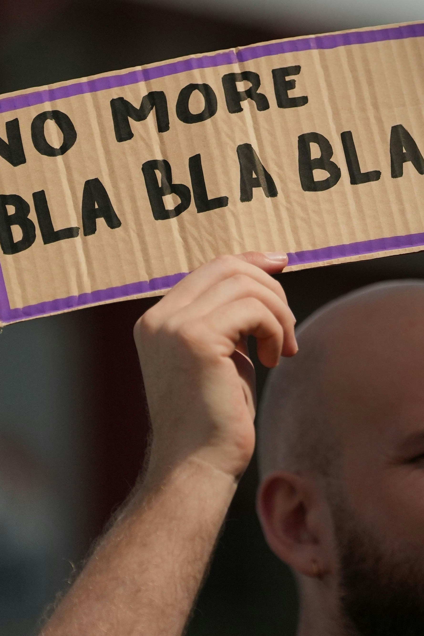 Während einer Demo in Belem, Brasilien, hält ein Demonstrant das erwünschte Motto der zweiten Konferenzwoche hoch