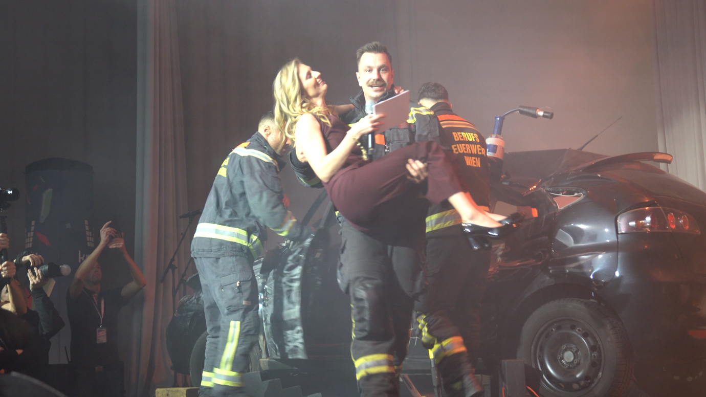 Die Moderatorin des Abends, Bianca Ambros, wurde aus einem Auto gerettet.