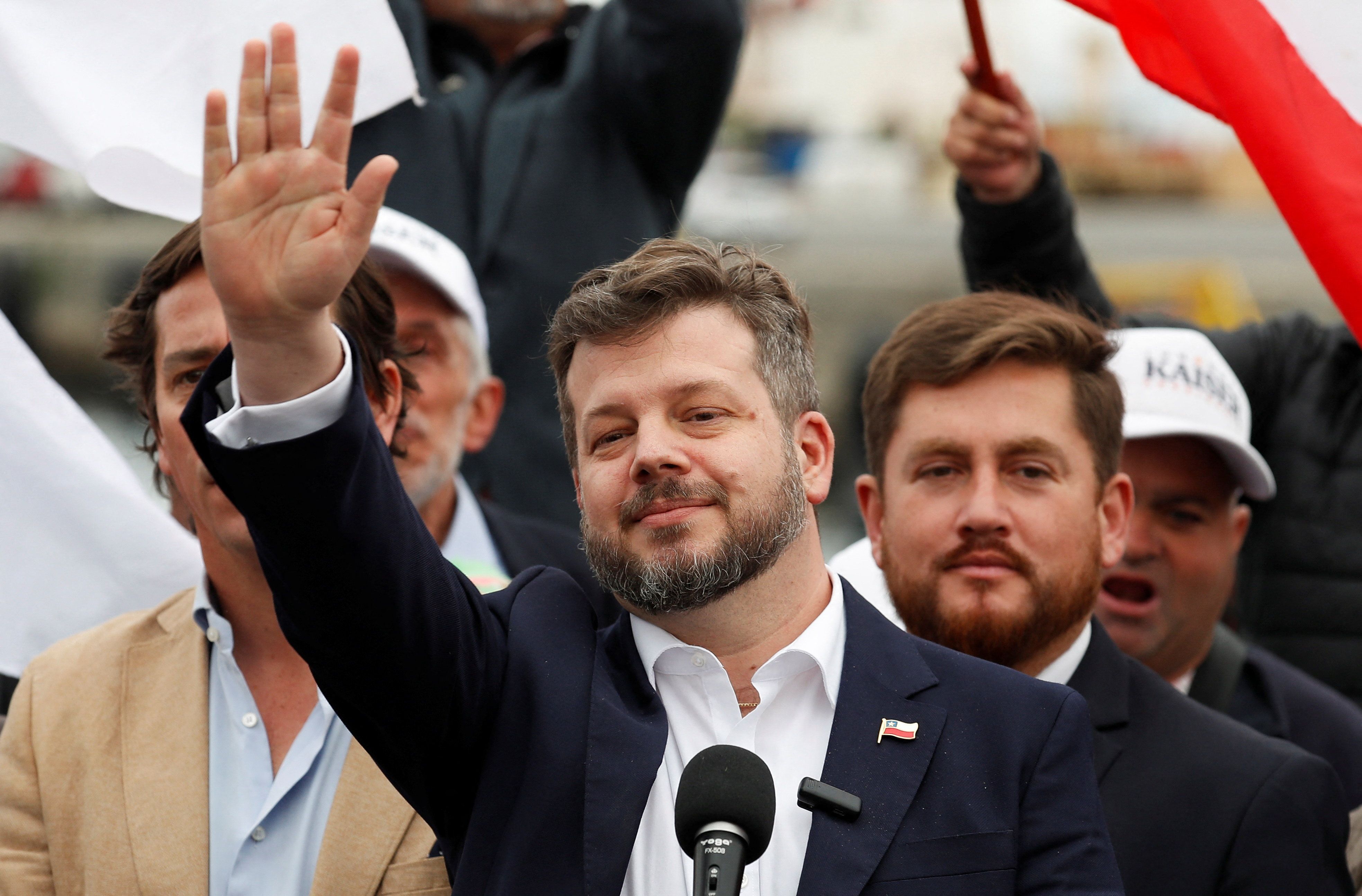 Johannes Kaiser am Wahltag, dem 16. November 2025, bei der Stimmabgabe.