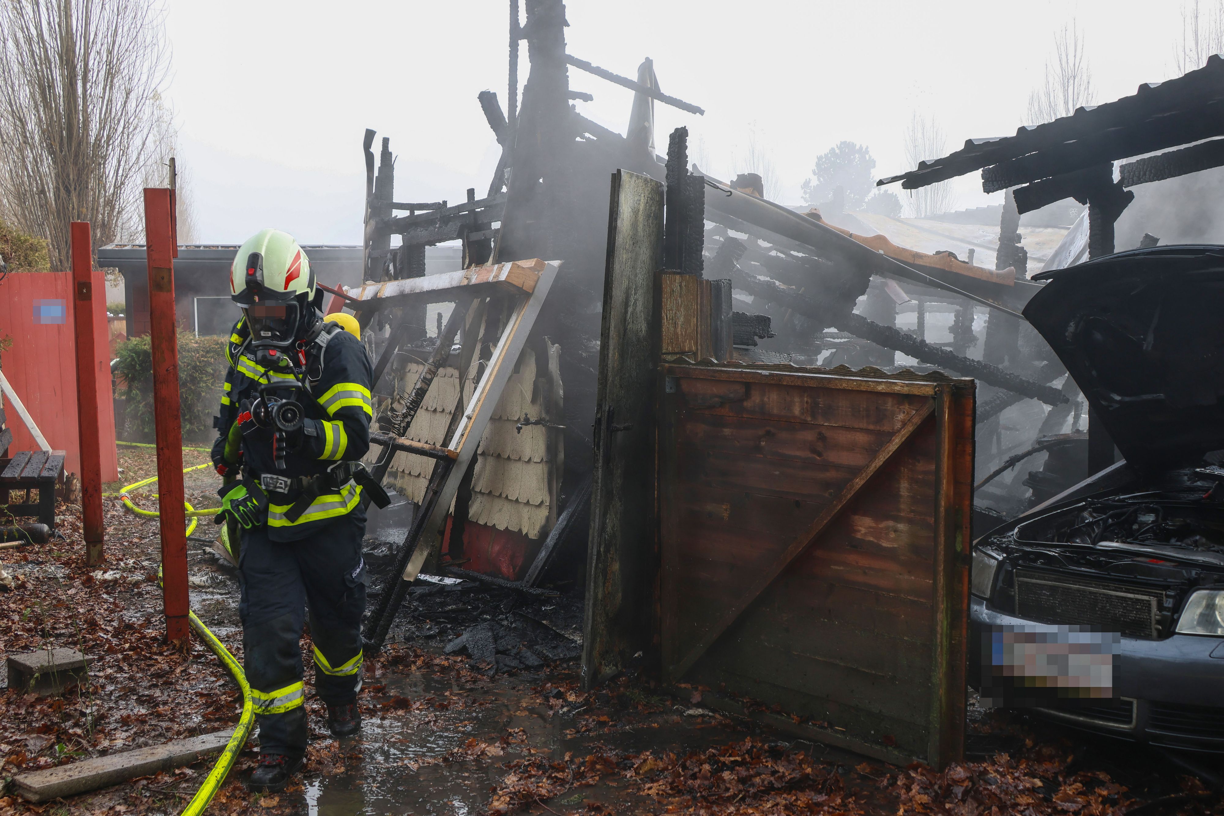 Die Gartenhütte und ihr Inhalt wurden ein Raub der Flammen. Auch ein Carport und ein Auto brannten.
