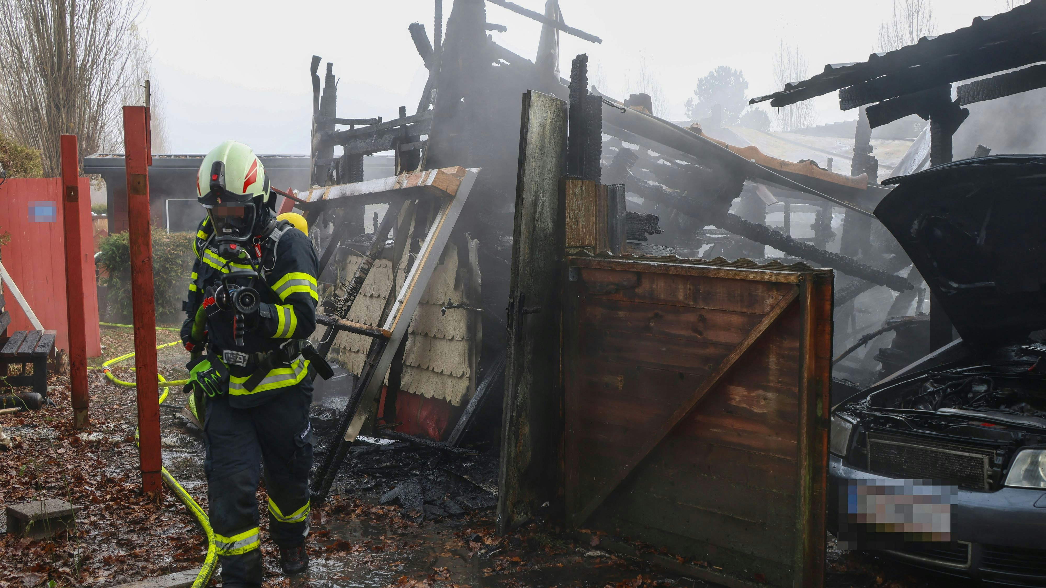 Heute.at - Großeinsatz! Gartenhütte und Auto gehen in Flammen auf
