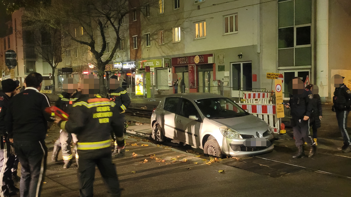 Heute.at - Auto bleibt in Gleisbett stecken – Feuerwehr im Einsatz