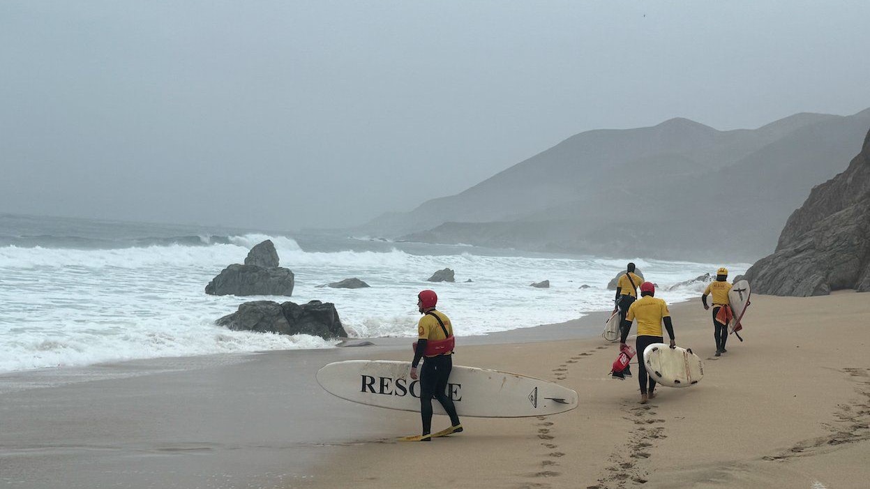 Heute.at - Riesenwelle reißt Familie mit: Vater tot, Kind vermisst