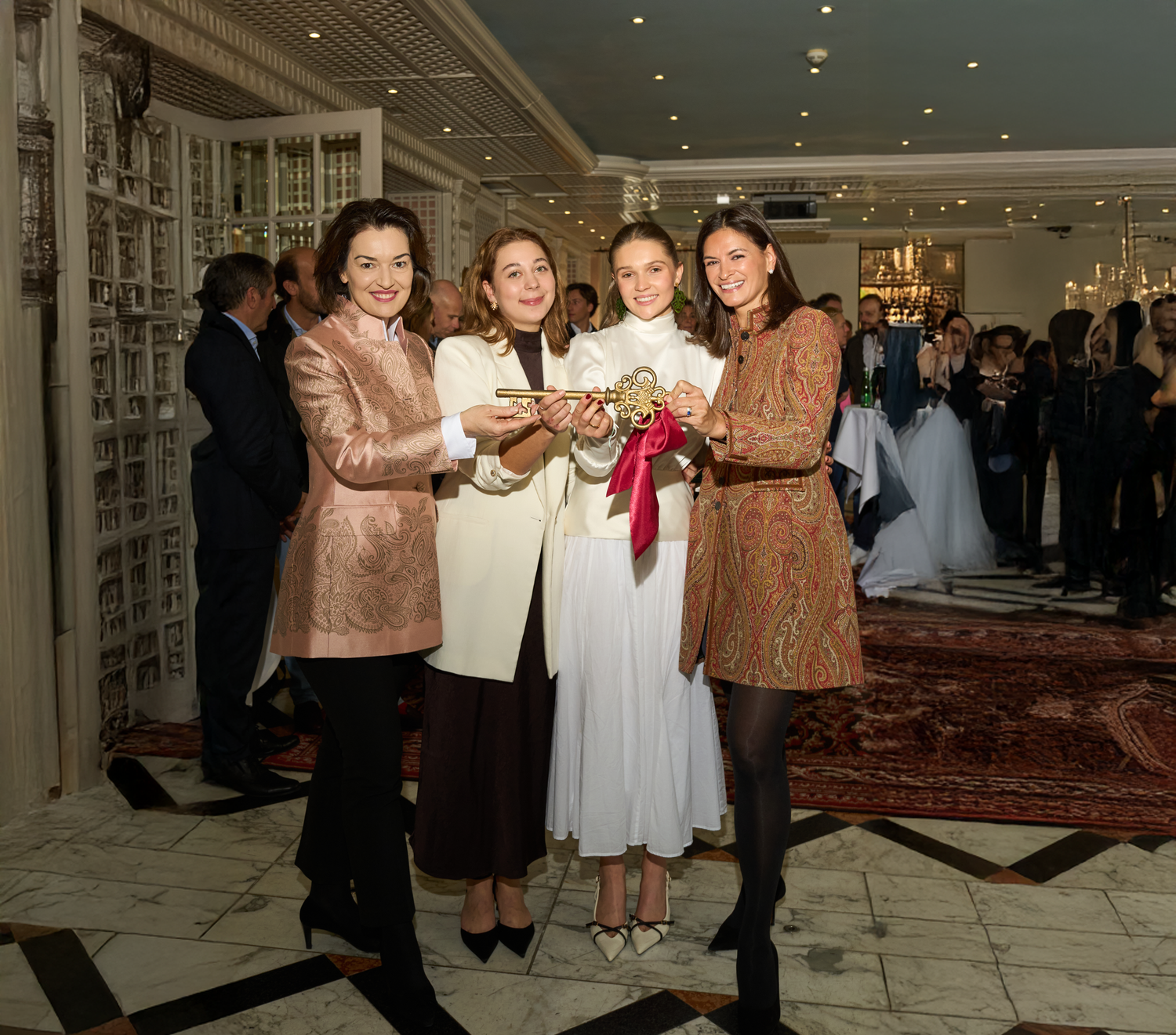 Hoteldirektorinnen bei der Schlüsselübergabe im Hotel Sacher Salzburg.