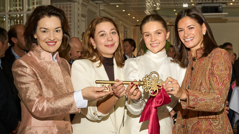 Hoteldirektorinnen bei der Schlüsselübergabe im Hotel Sacher Salzburg.