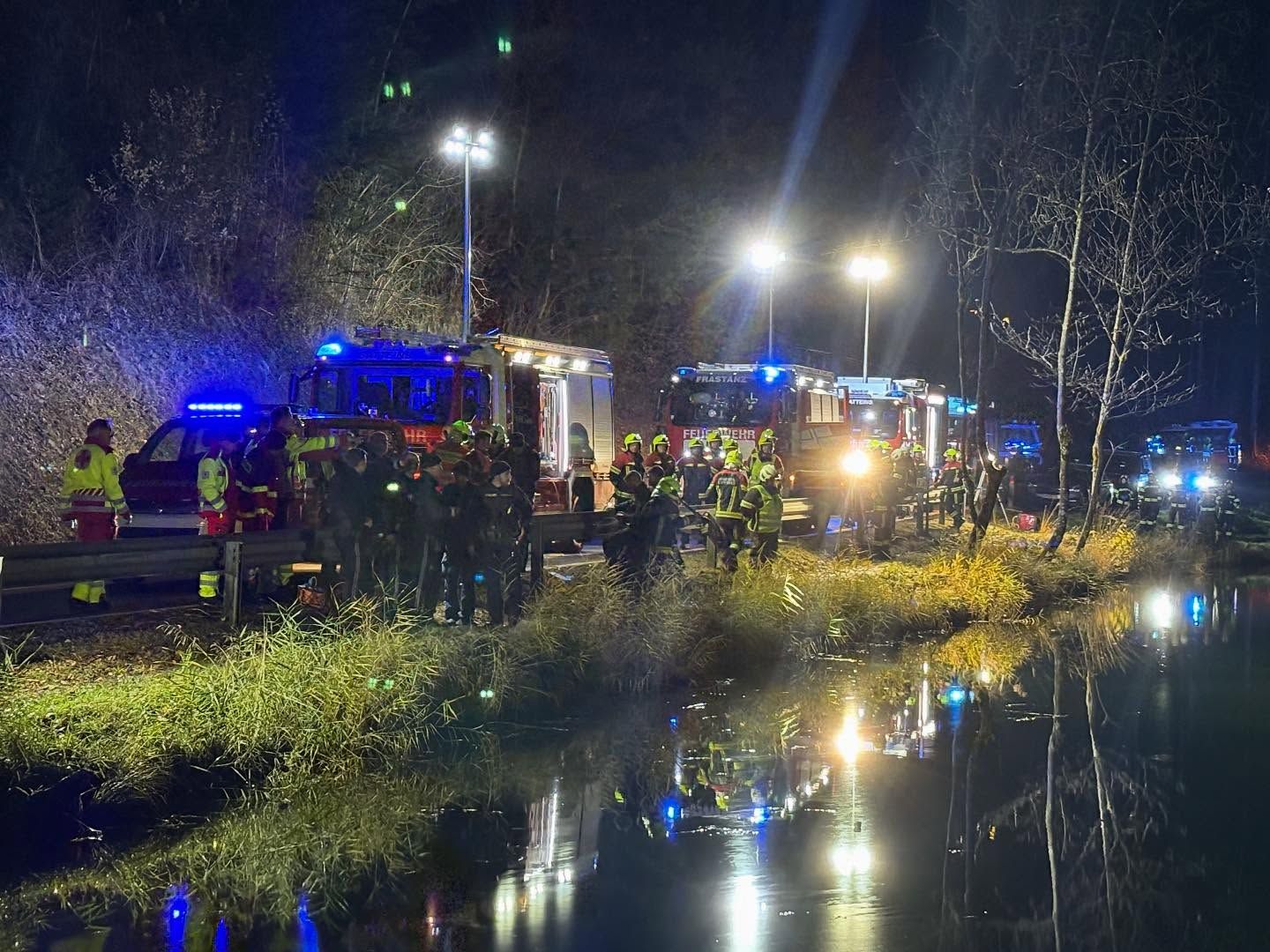 Heute.at - Pkw stürzt in See! Lenker (29) hatte keine Chance
