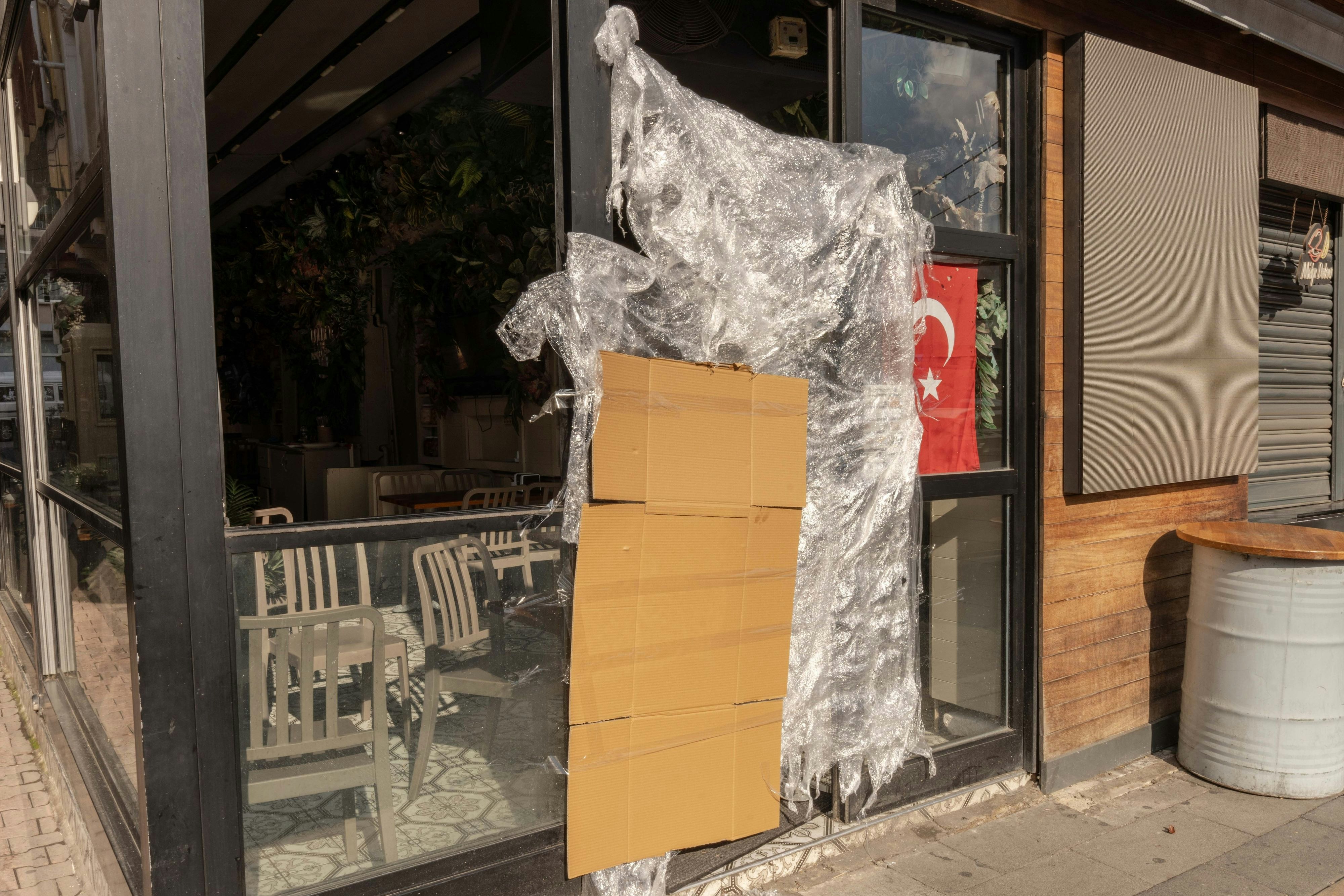 Ein Streetfood-Laden, der von den türkischen Behörden als Konsequenz der Ermittlungen nach dem Tod der vier Menschen geschlossen wurde