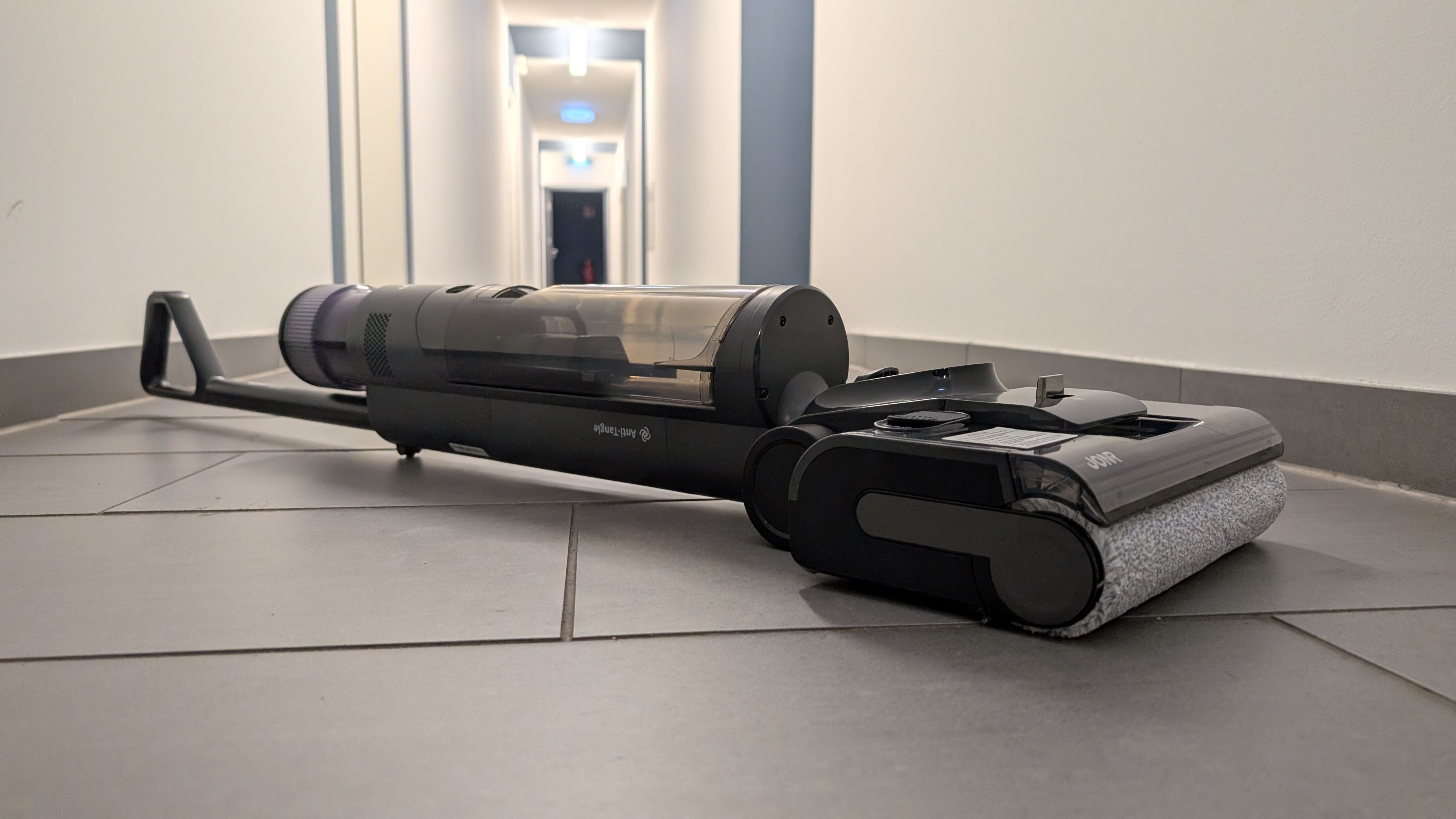 Praktisch für das Reinigen unter Kästen oder dem Bett: Der Jonr ED12 Pro Max lässt sich auch vollkommen flach bedienen.