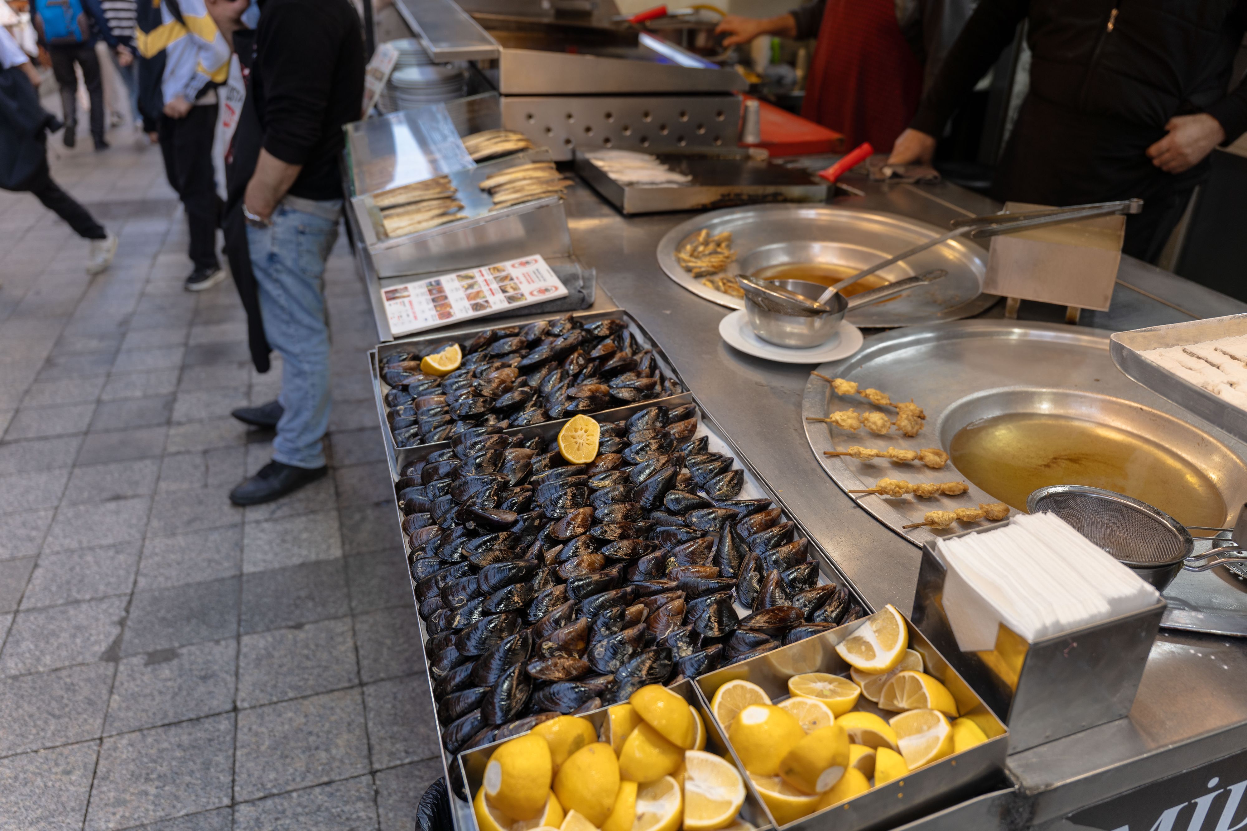 Muscheln an einem Streetfood-Stand in Fatih: Insgesamt elf Menschen wurden wegen des Todes der Familie bisher festgenommen