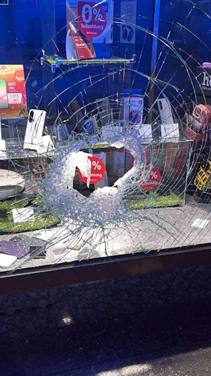Einbruch in Wien: Mann wirft Ziegelstein auf Handyshop und stiehlt iPhone-Attrappen. Polizei nimmt Verdächtigen fest. Aktuelle Infos aus Hernals.