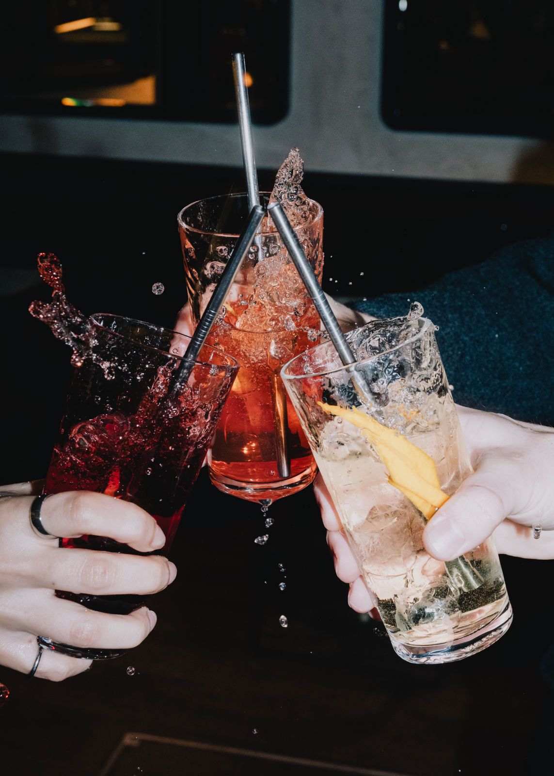 Highballs sind schlichte Mixdrinks aus Spirituose und Mixer, eiskalt und ohne Schnörkel serviert.