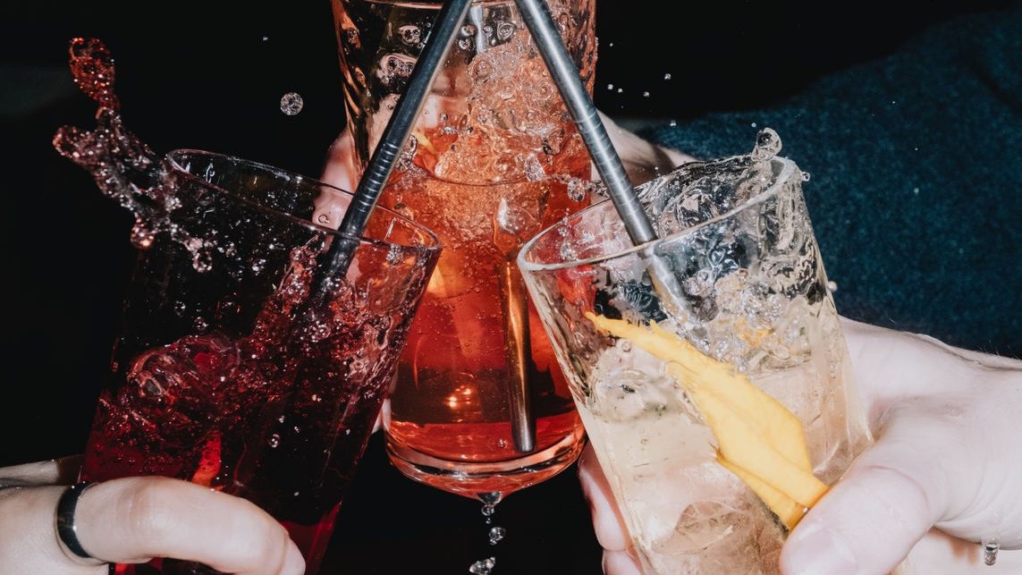 Highballs sind schlichte Mixdrinks aus Spirituose und Mixer, eiskalt und ohne Schnörkel serviert.