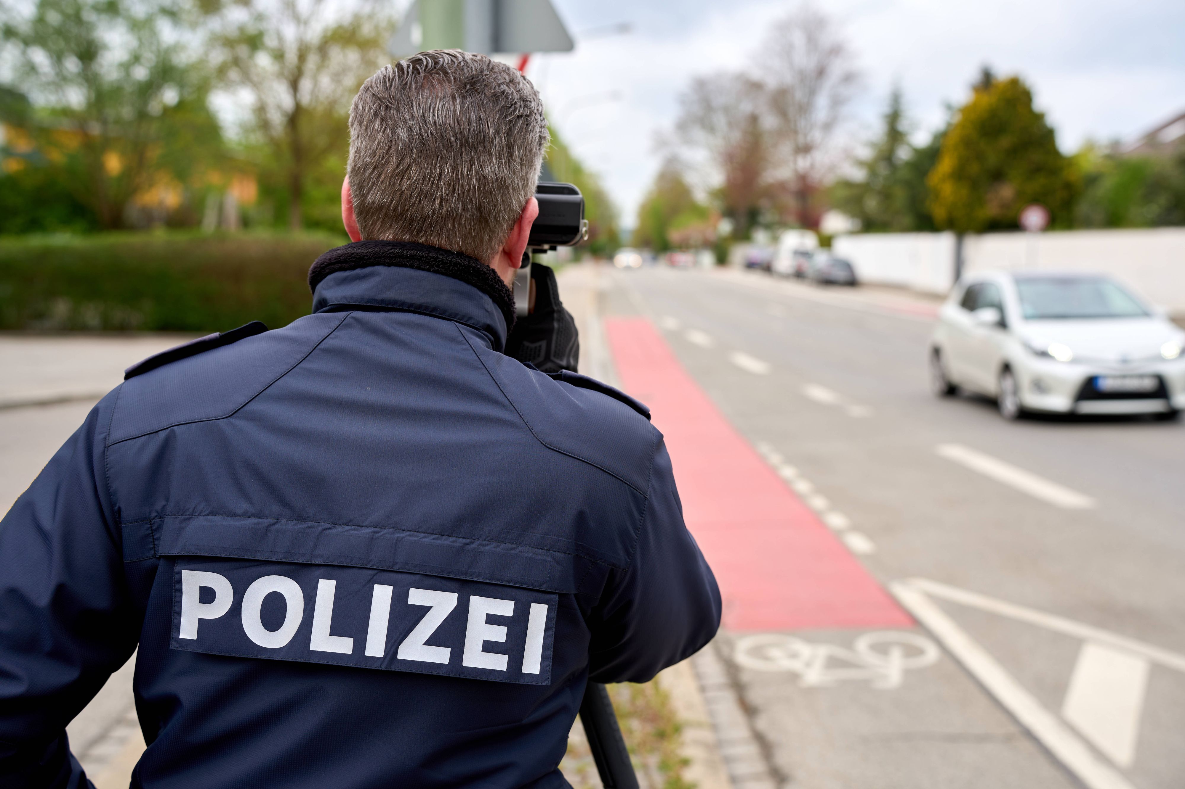 Der Polizist verriet Autofahrern, wo und wann geblitzt wird.