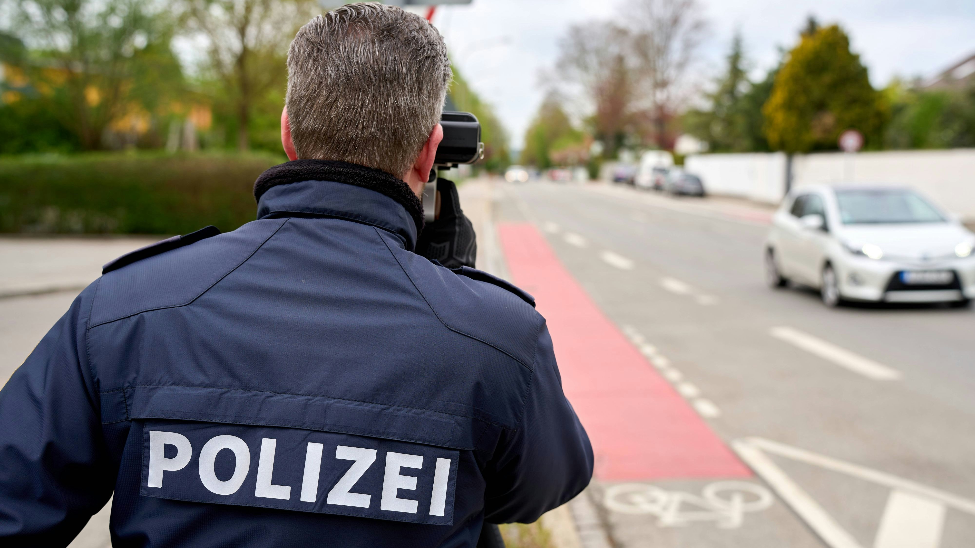 Der Polizist verriet Autofahrer, wo und wann geblitzt wird.