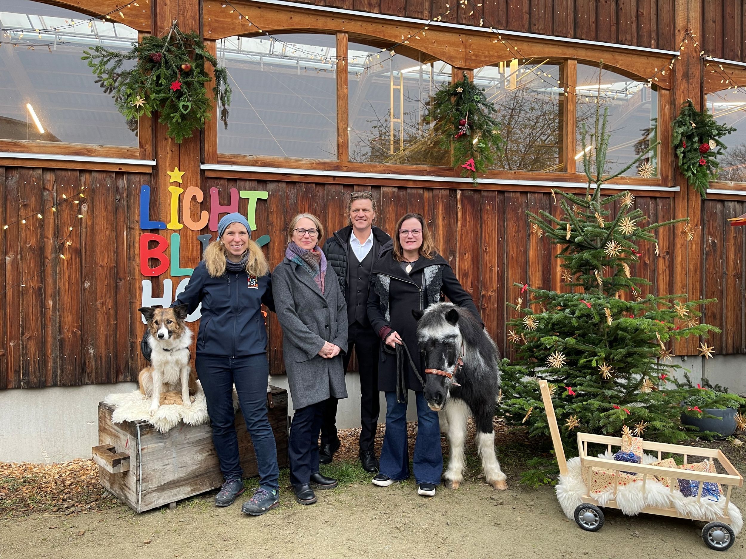 Lichtblickhof Geschäftsführerin Roswitha Zink, Michalea Schüchner, Gery Seidl und Andrea Mautz mit Therapiehund Joli und Pony Daisy.