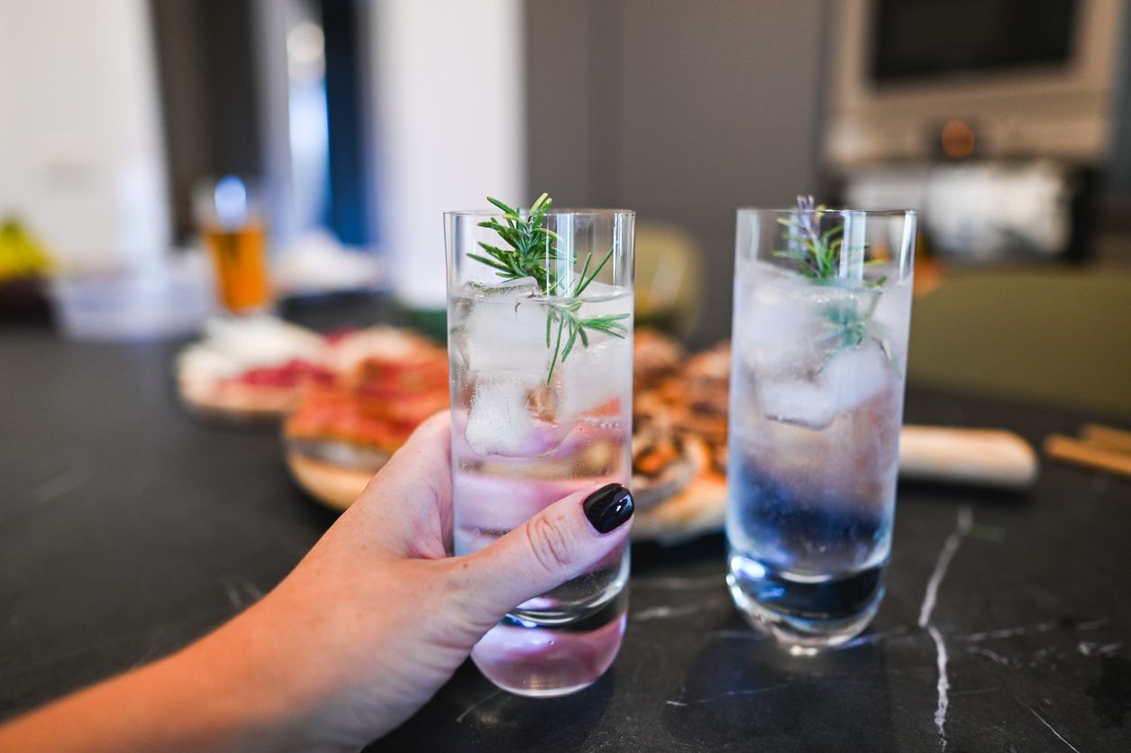 Ein Gin Tonic ist ein klassischer Longdrink, der aus Gin, Tonic Water und Eis besteht.